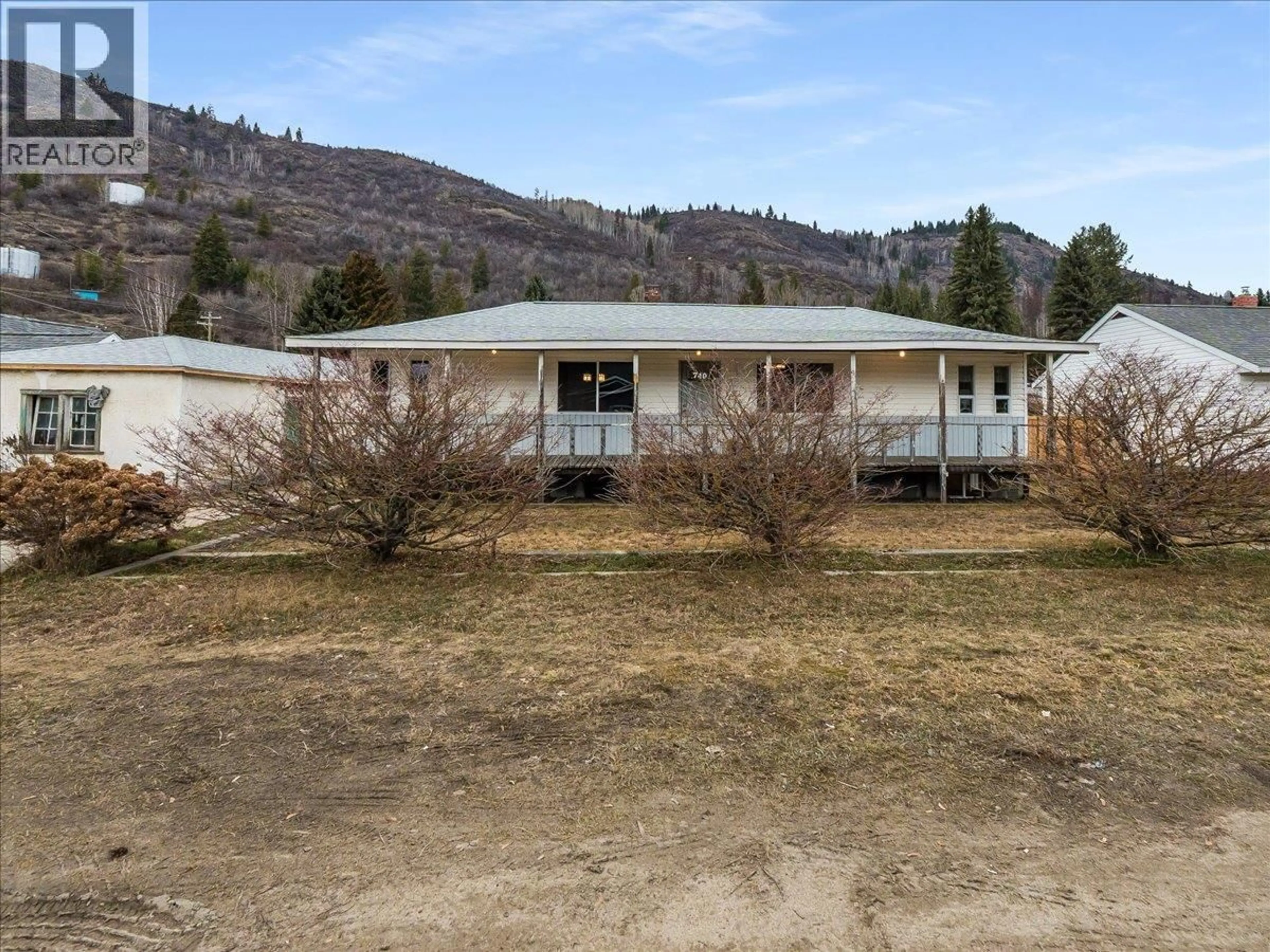 A pic from outside/outdoor area/front of a property/back of a property/a pic from drone, mountain view for 740 10TH AVENUE, Montrose British Columbia V0G1P0