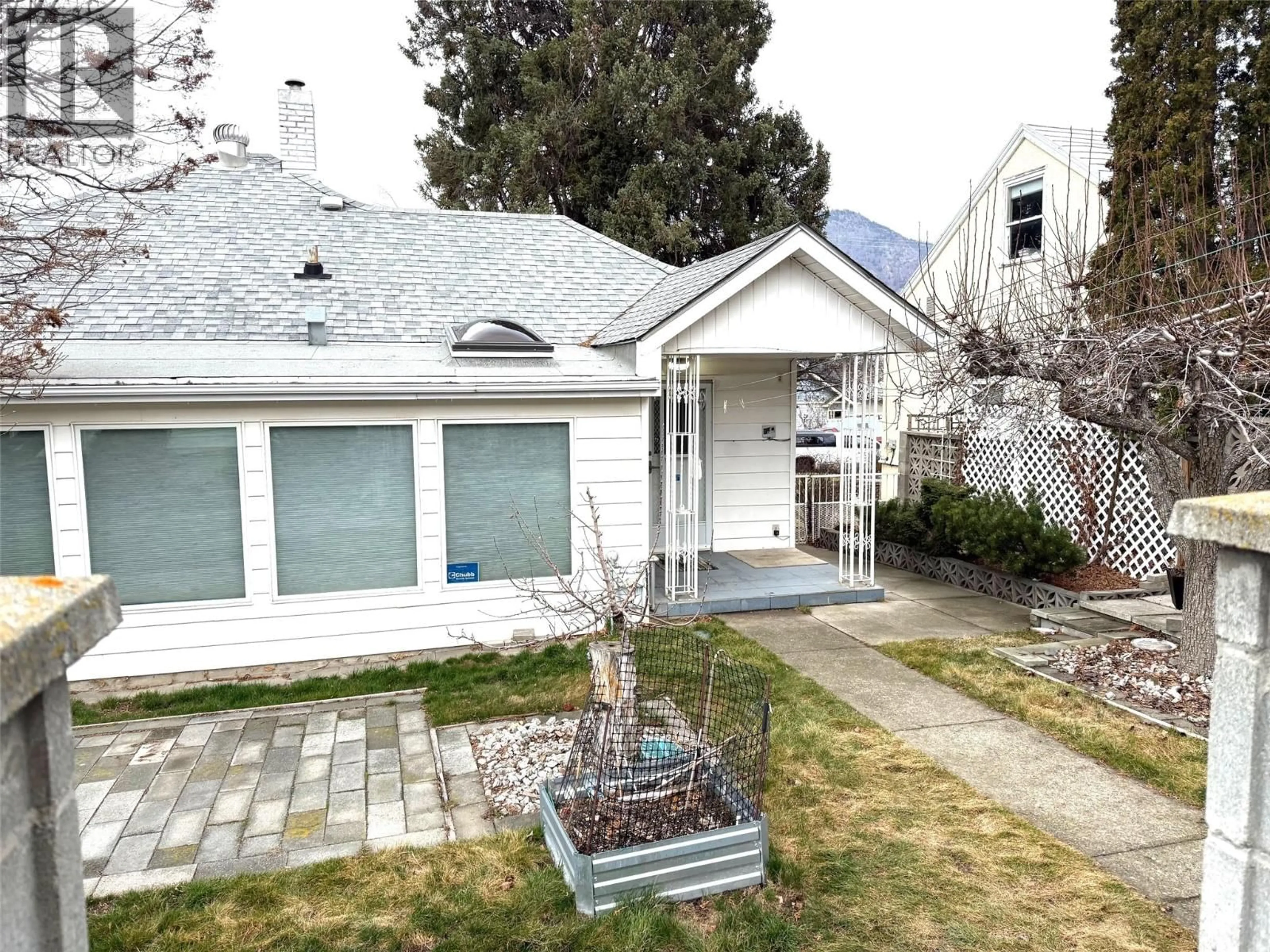 Home with vinyl exterior material, street for 1045 DOMINION STREET, Kamloops British Columbia V2C2Y4