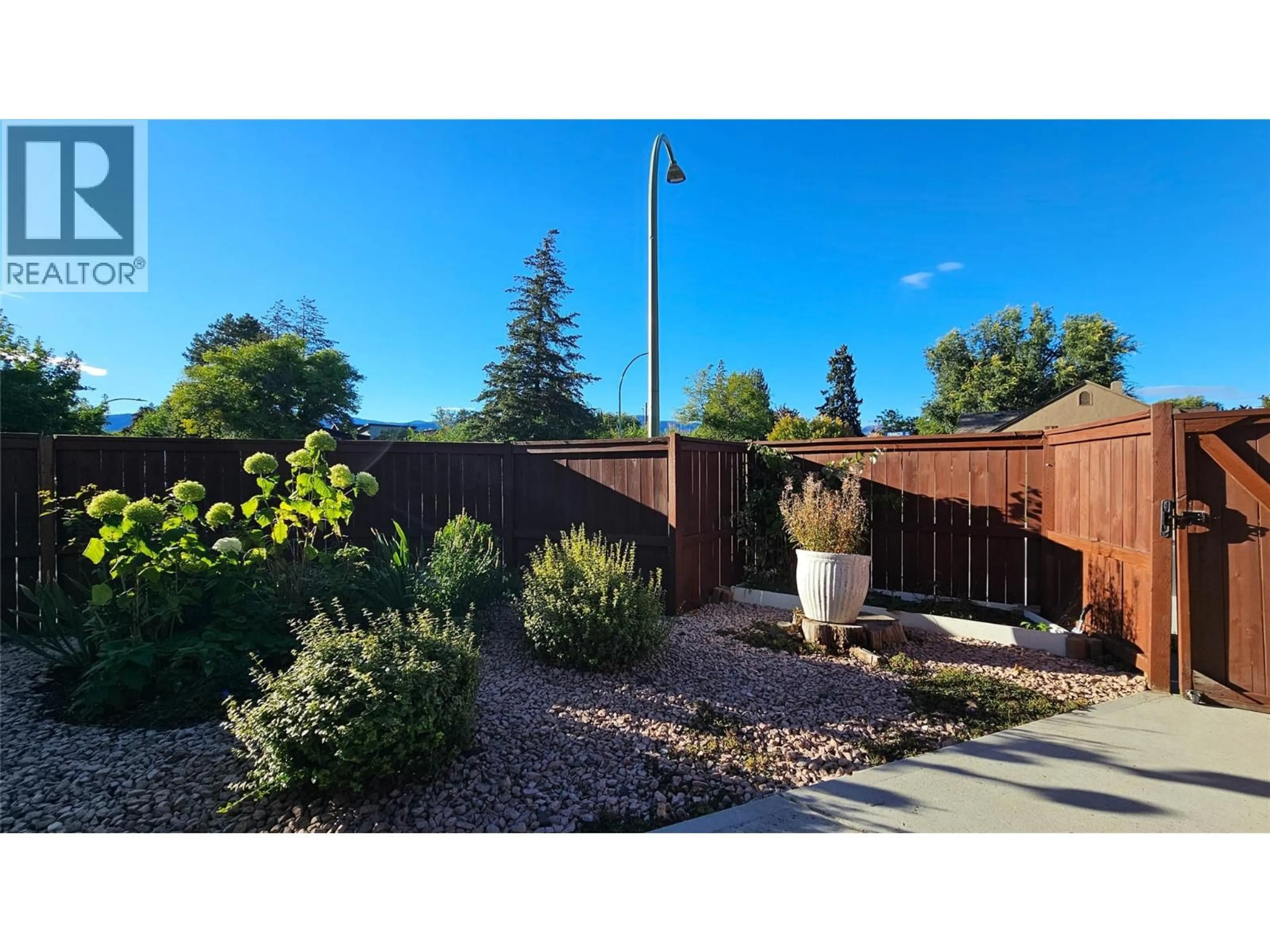 A pic from outside/outdoor area/front of a property/back of a property/a pic from drone, unknown for 4 - 505 FRANCIS AVENUE, Kelowna British Columbia V1Y5G4