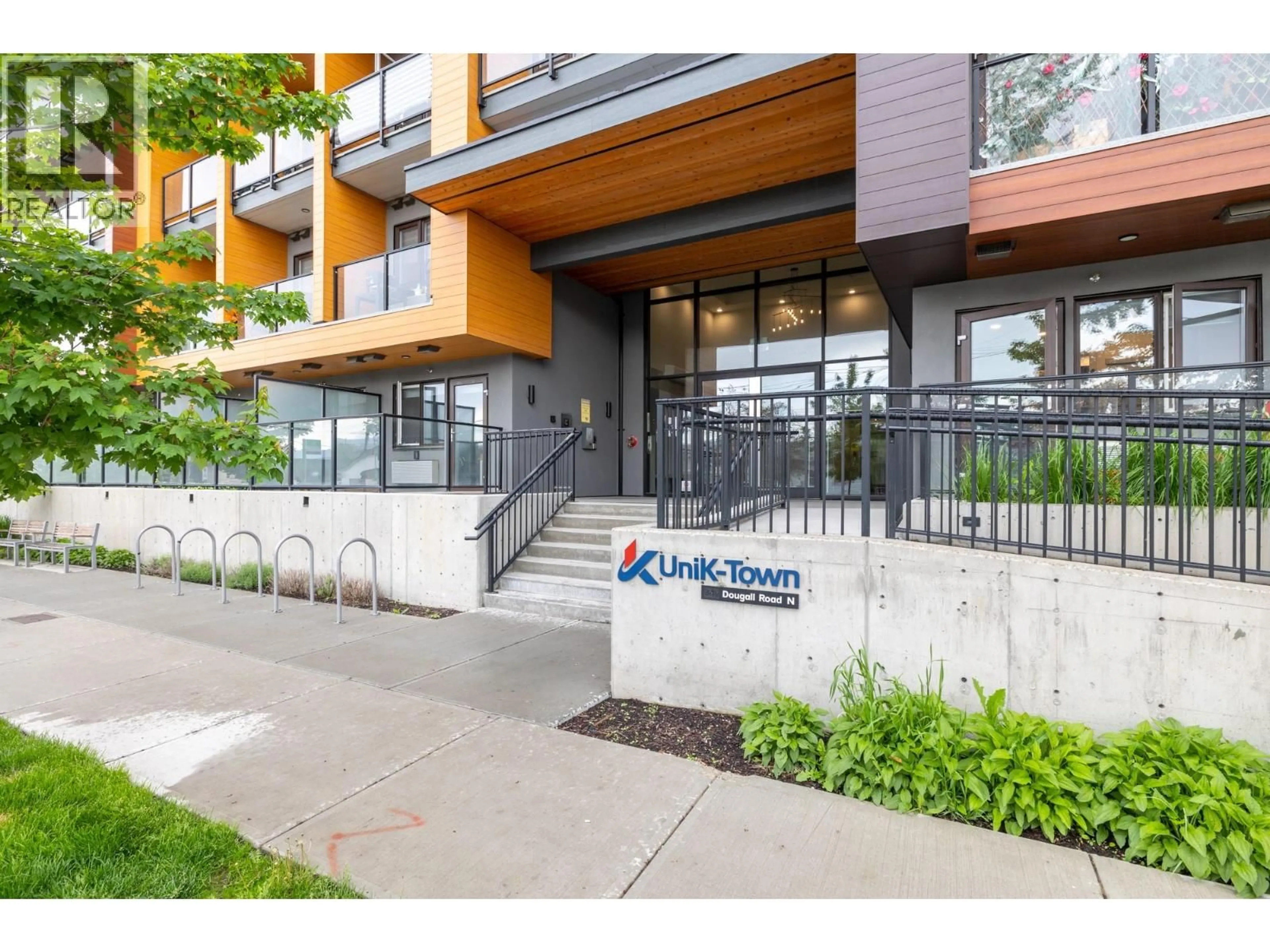 Indoor foyer for PH9 - 345 DOUGALL ROAD, Kelowna British Columbia V1X0A8