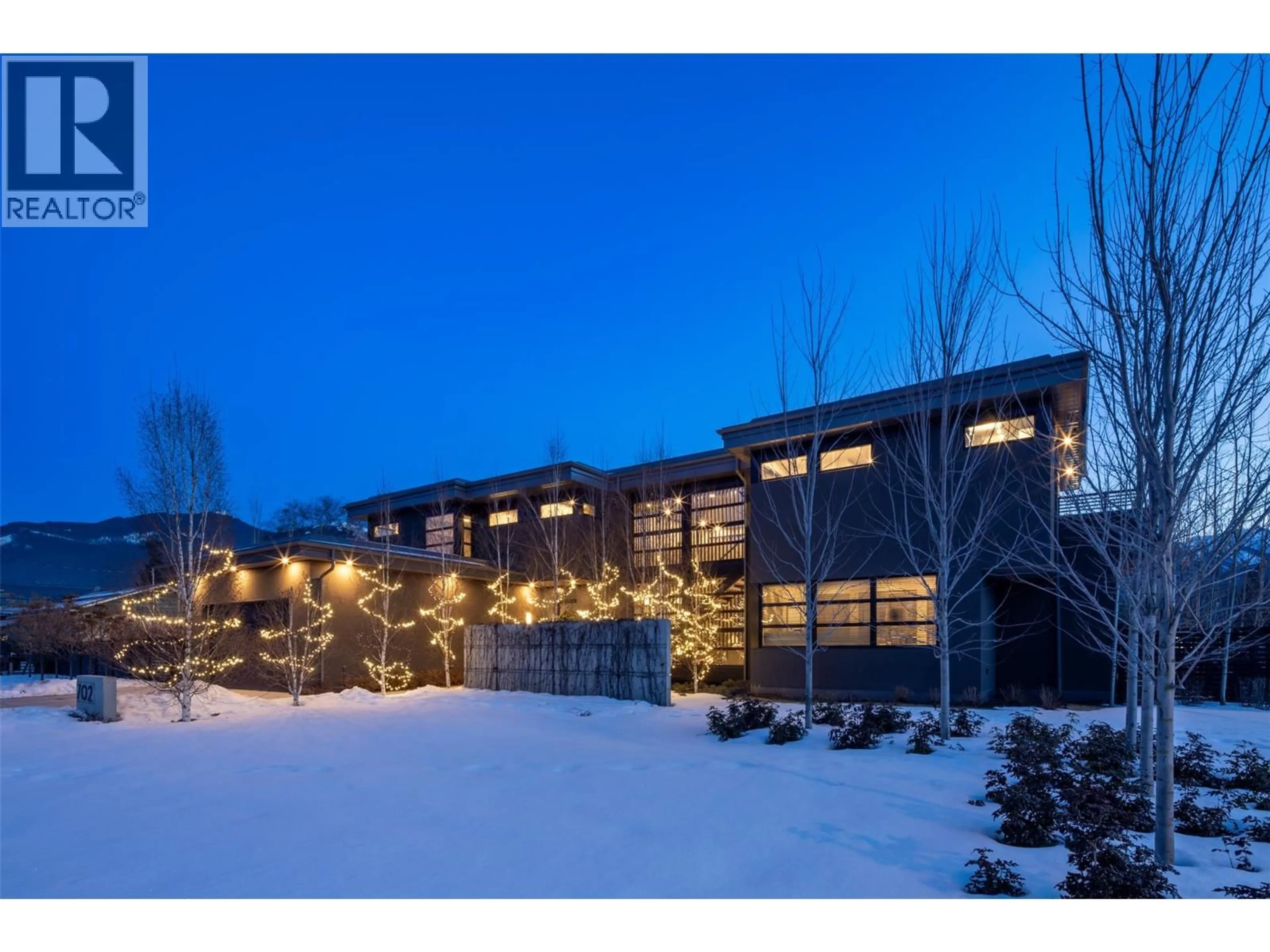 Indoor foyer for 702 7TH STREET, Golden British Columbia V0A1H0