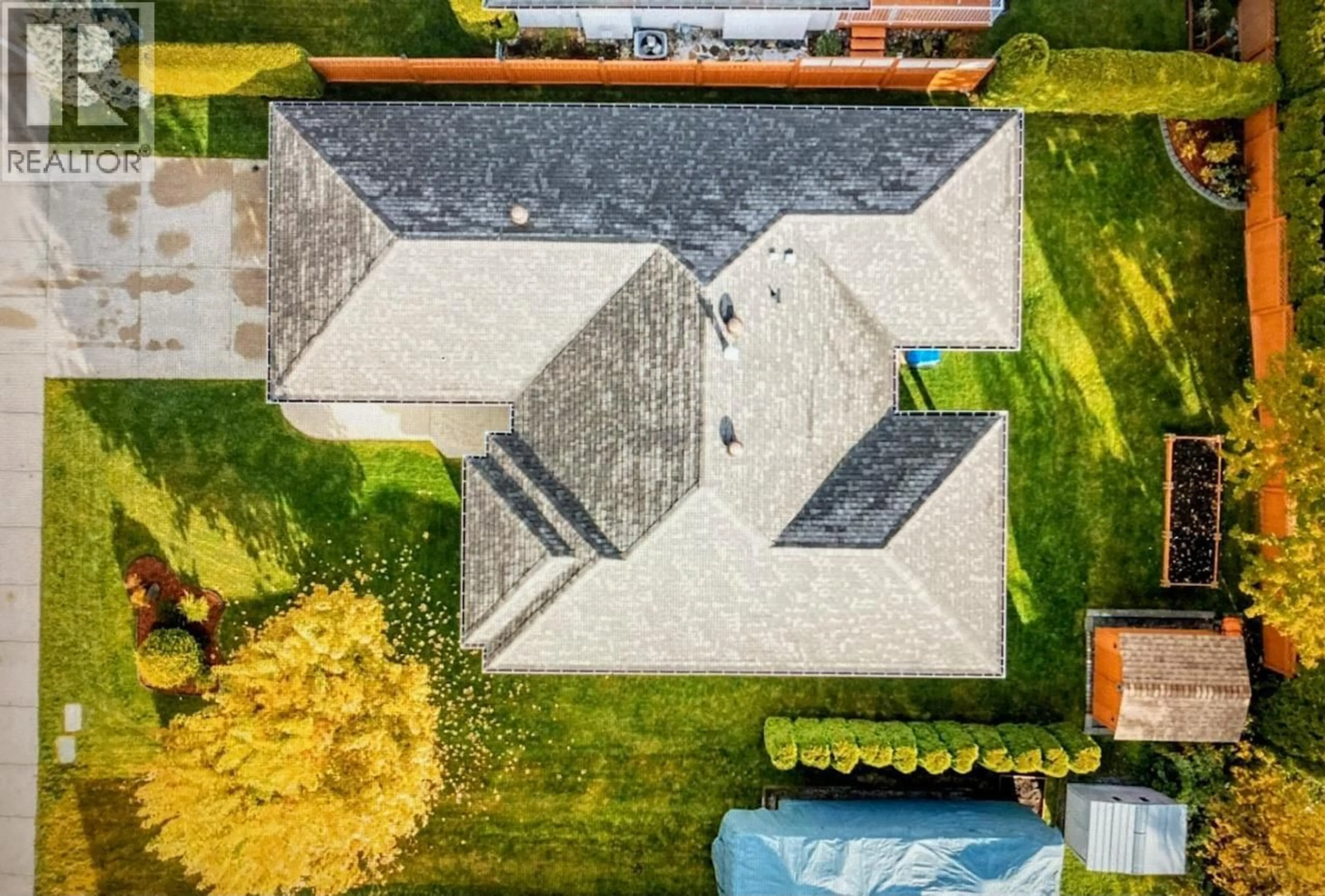 A pic from outside/outdoor area/front of a property/back of a property/a pic from drone, street for 3397 14TH AVENUE, Castlegar British Columbia V1N4G1