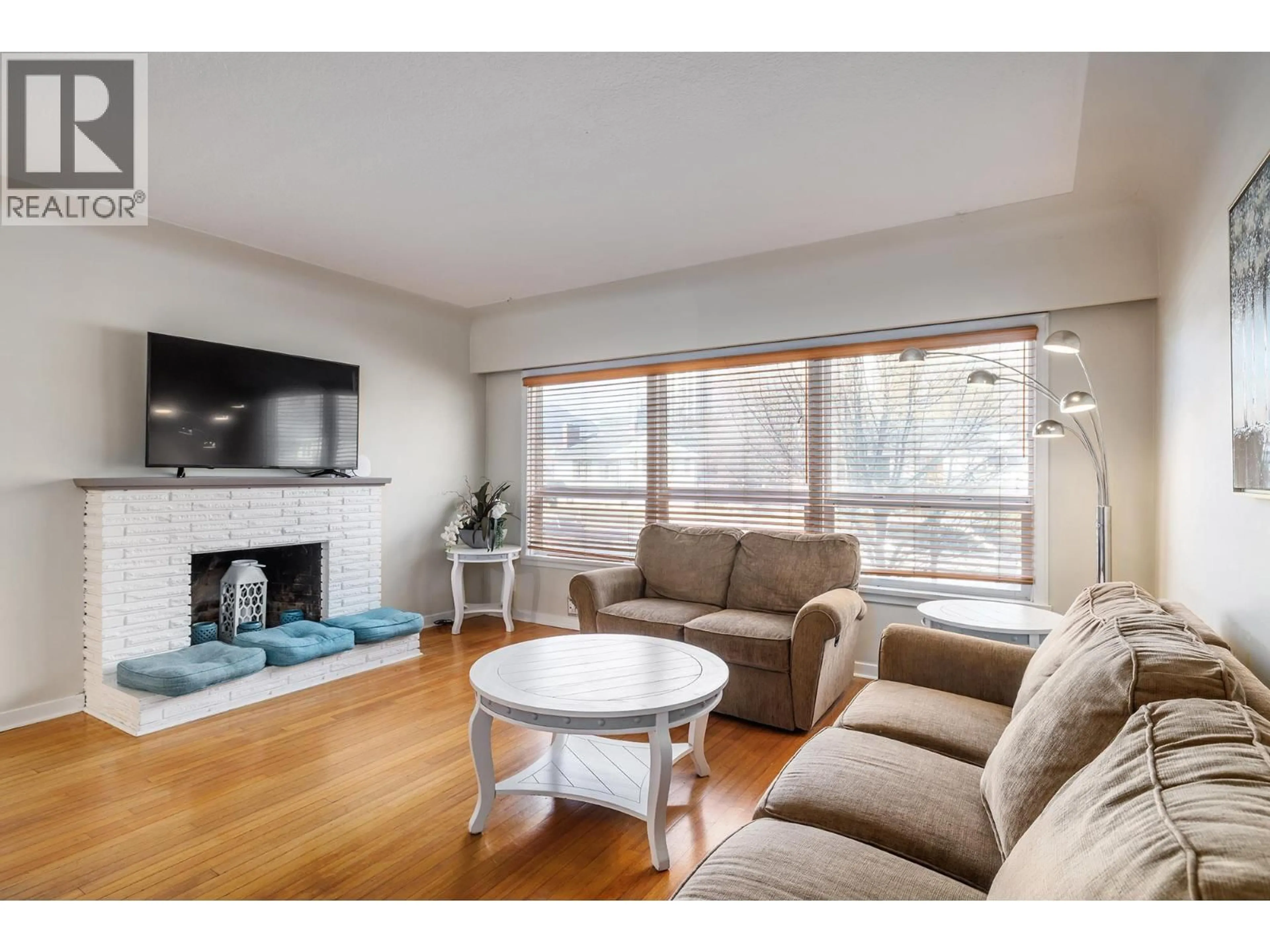 Living room with furniture, wood/laminate floor for 751 SAUCIER AVENUE, Kelowna British Columbia V1Y6A4