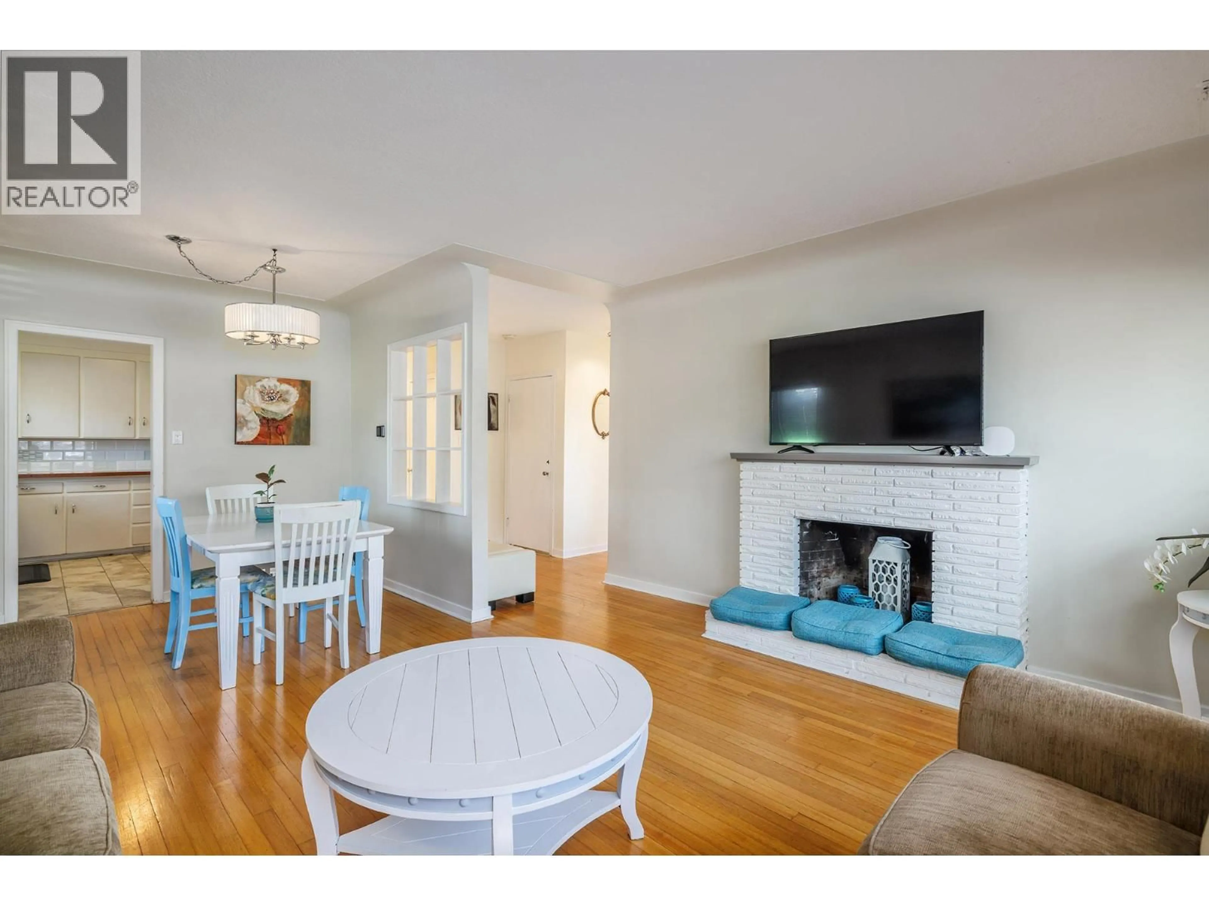 Living room with furniture, wood/laminate floor for 751 SAUCIER AVENUE, Kelowna British Columbia V1Y6A4