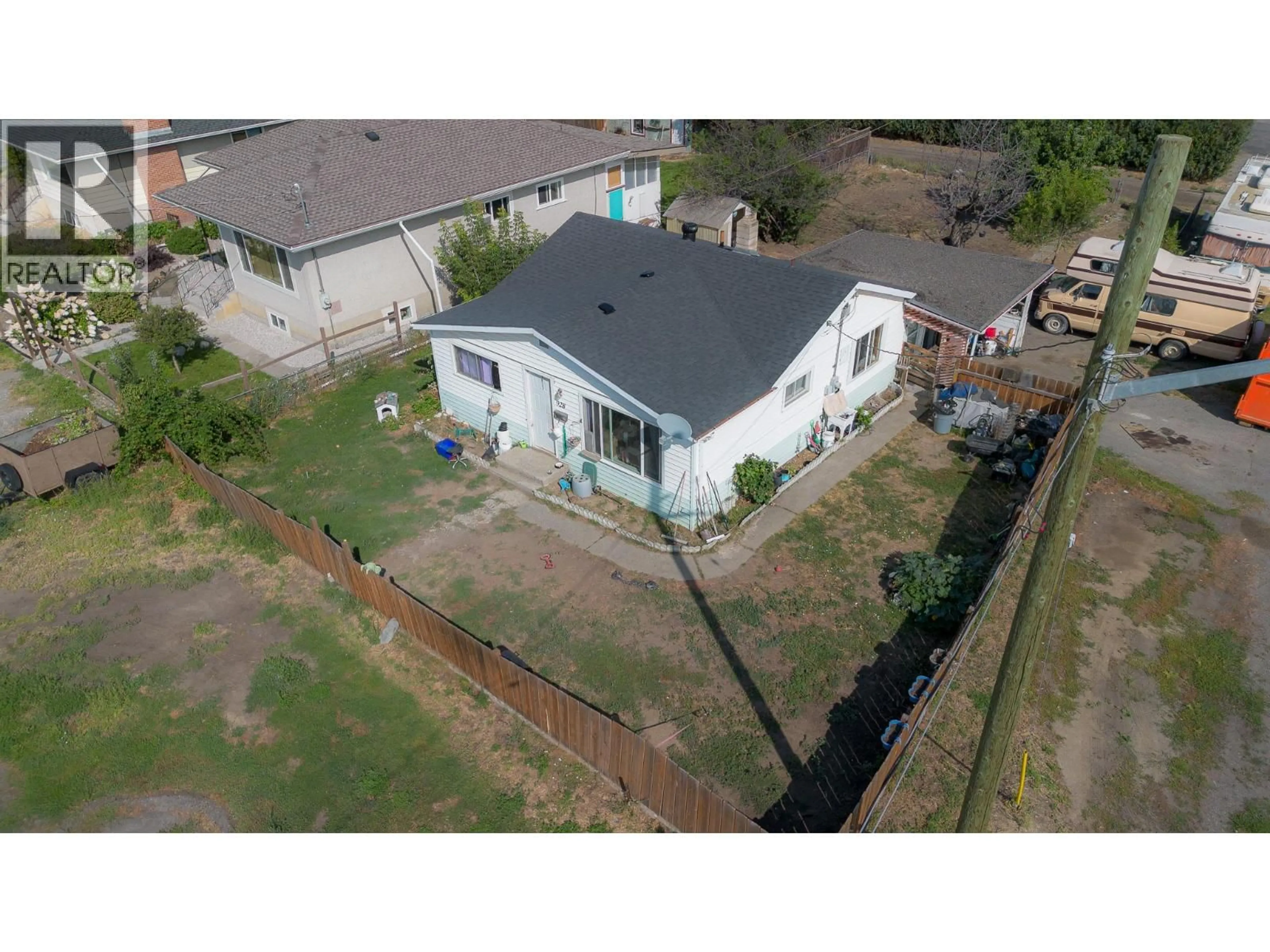 A pic from outside/outdoor area/front of a property/back of a property/a pic from drone, building for 928 SHERBROOKE AVENUE, Kamloops British Columbia V2B1W2