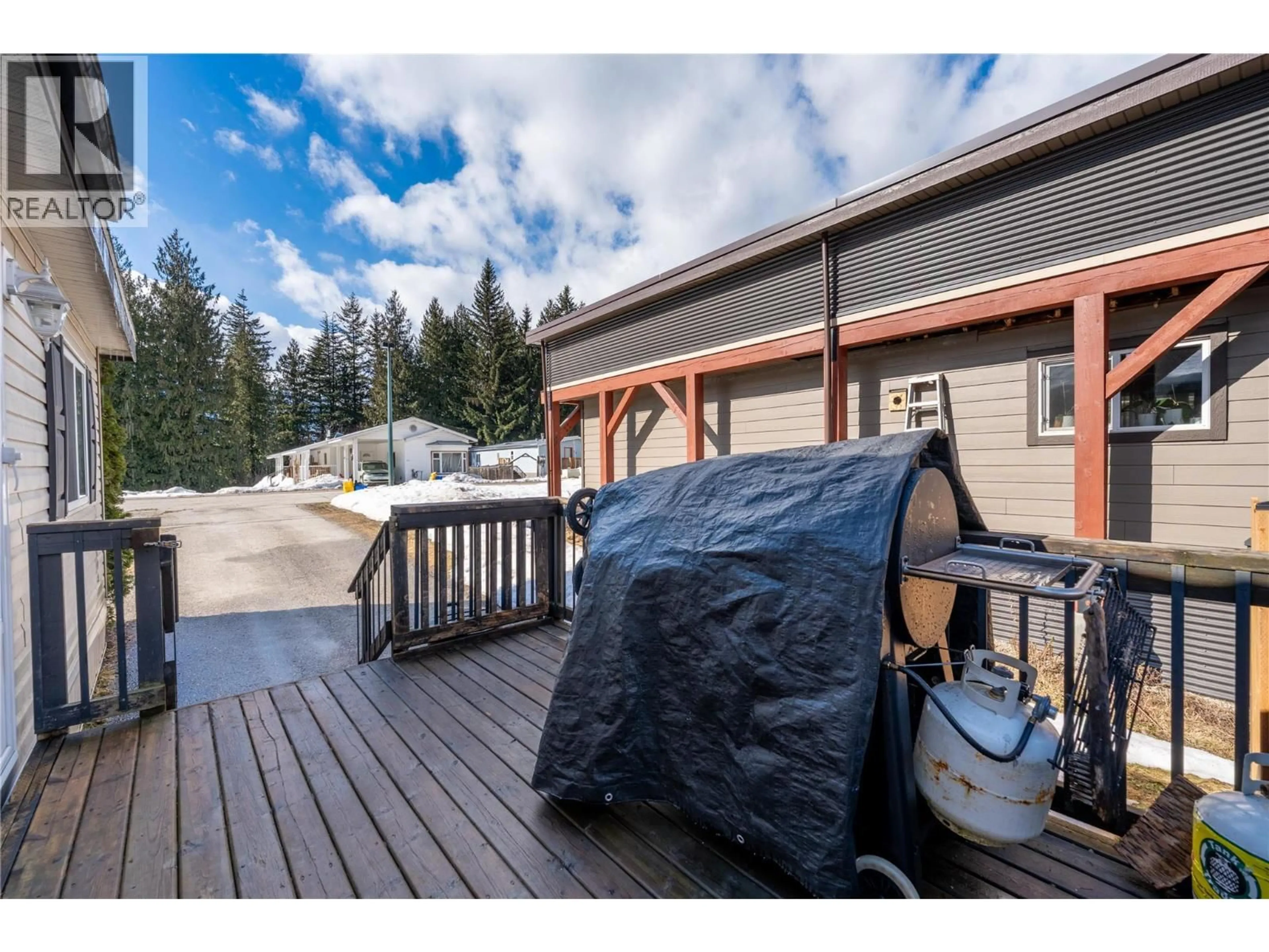 Patio, mountain view for 23 JOHNSON WAY, Revelstoke British Columbia V0E2S0