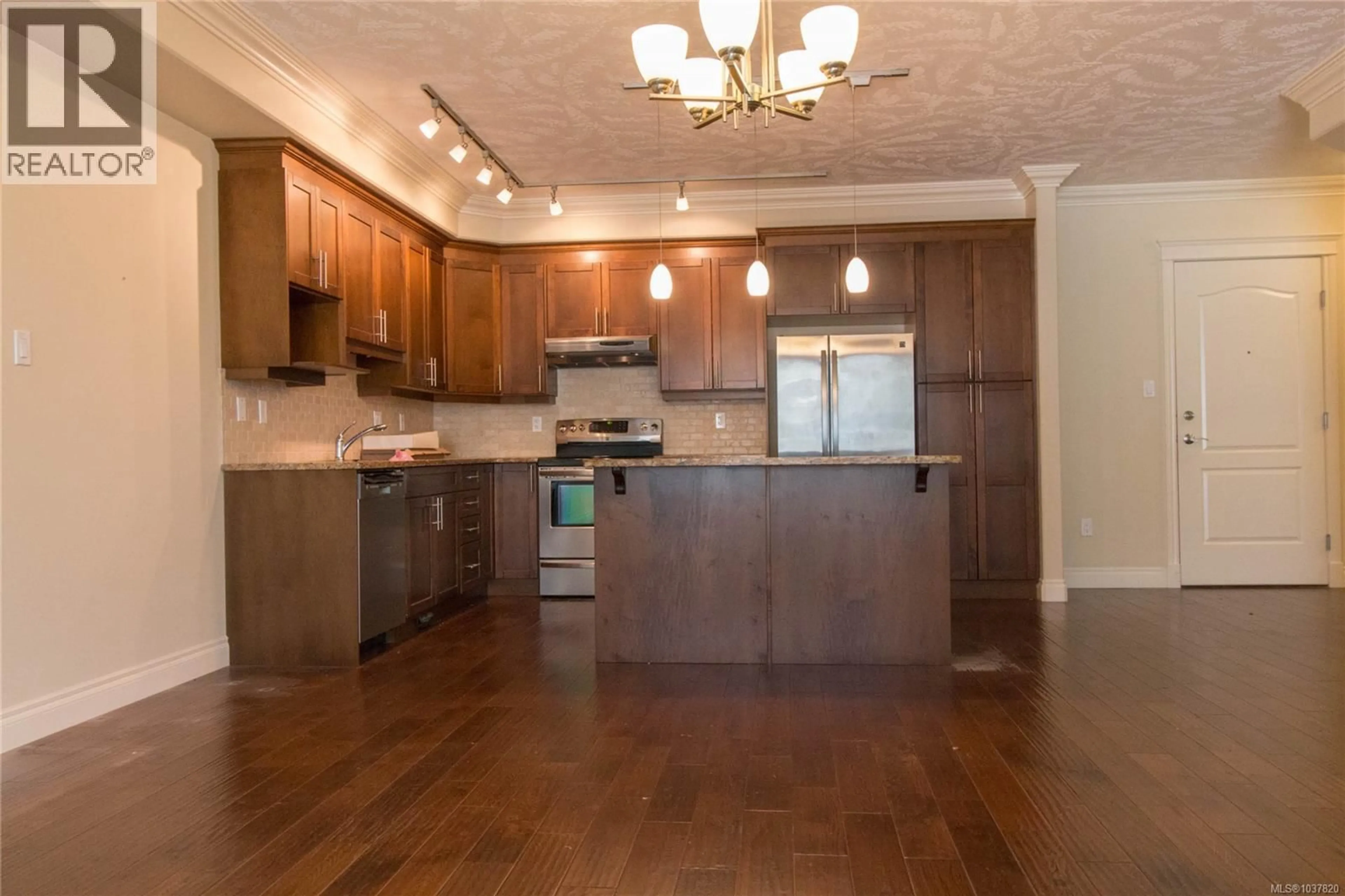 Open concept kitchen, wood/laminate floor for 636 - 3666 ROYAL VISTA WAY, Courtenay British Columbia V9N9X8
