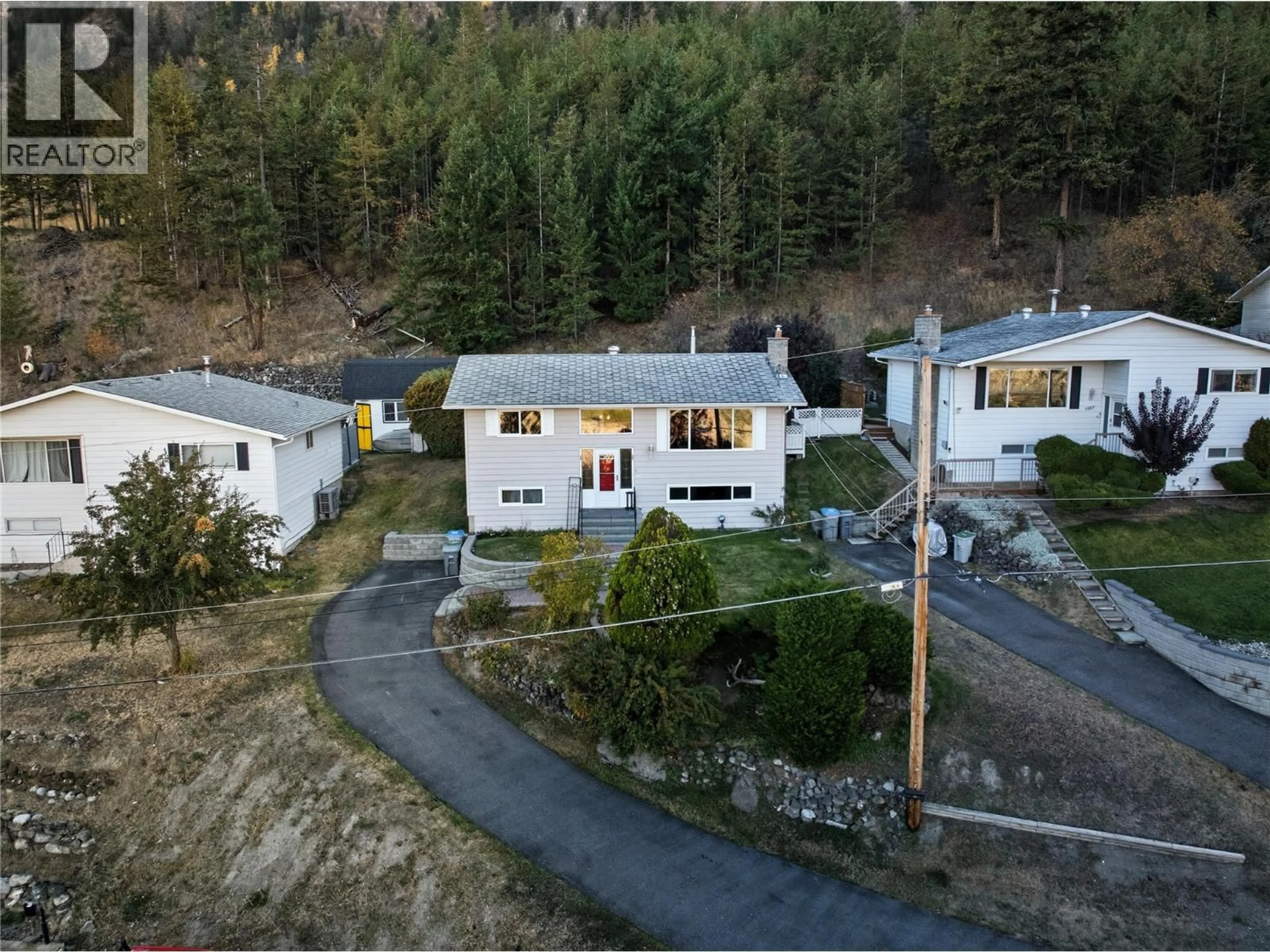 A pic from outside/outdoor area/front of a property/back of a property/a pic from drone, street for 1047 LAMAR PLACE, Kamloops British Columbia V2C5V2
