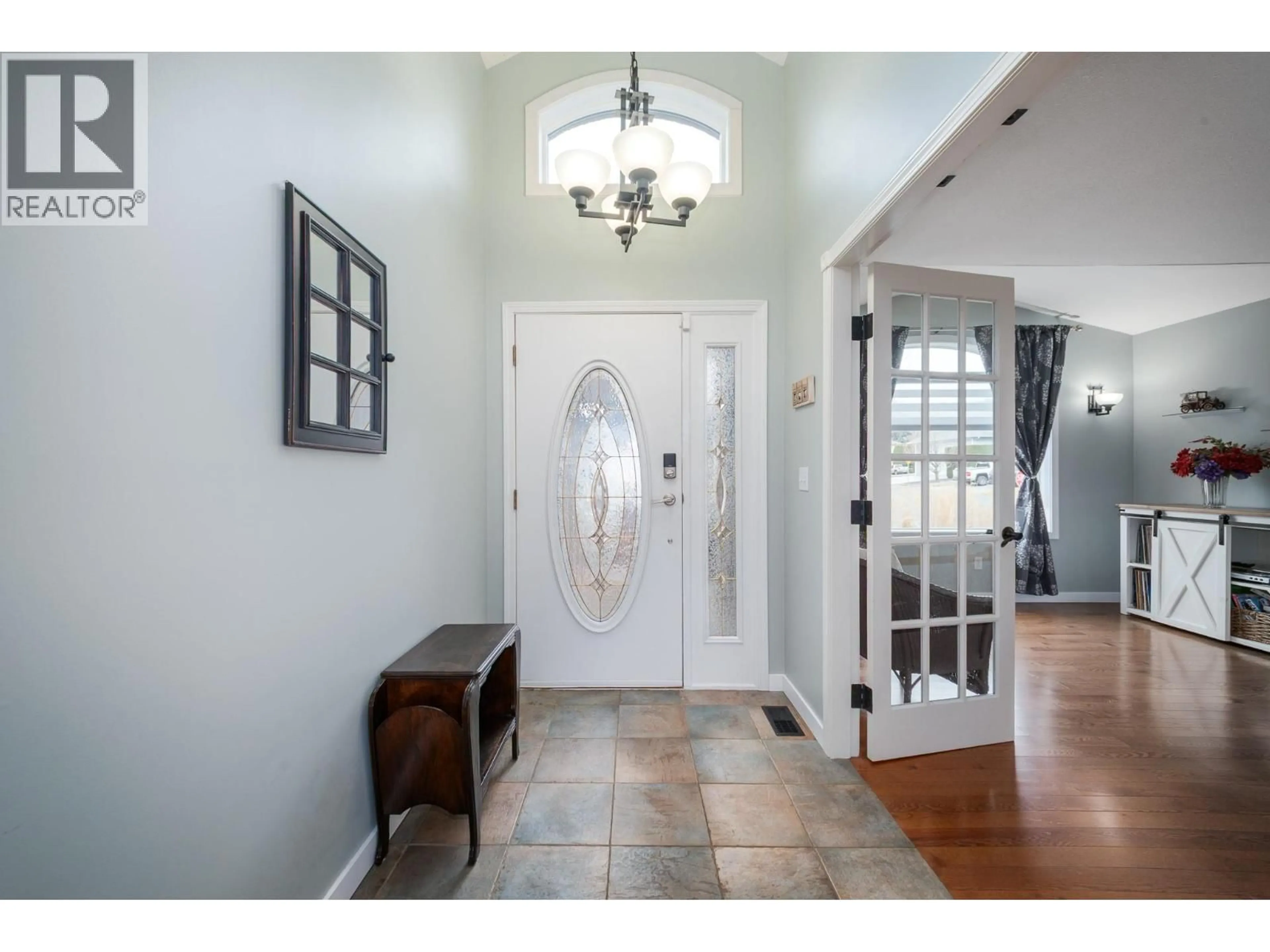 Indoor entryway for 1732 SPRUCEVIEW COURT, Kelowna British Columbia V1Y7R1