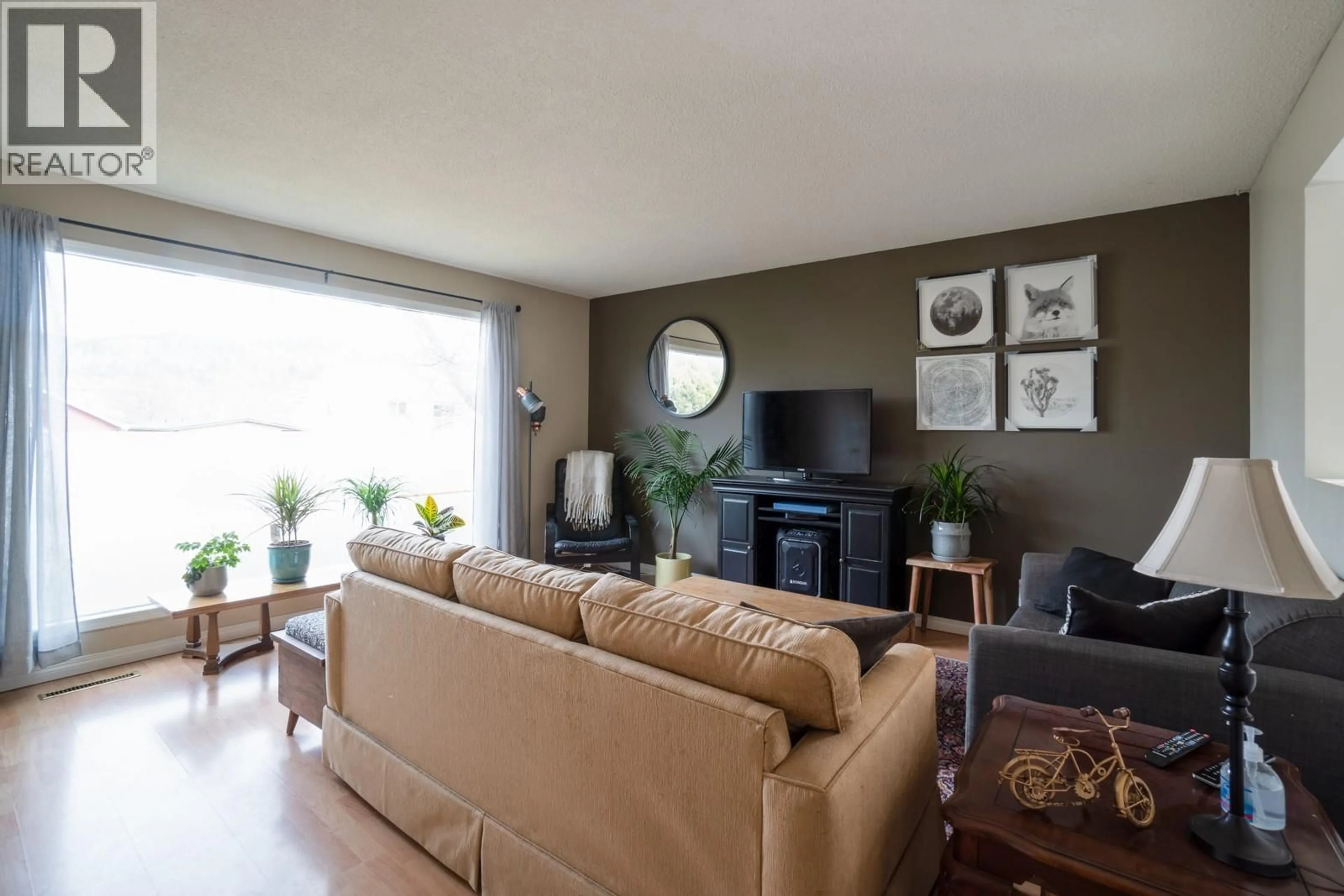 Living room with furniture, wood/laminate floor for 927 FULLER AVENUE, Kelowna British Columbia V1Y6X5