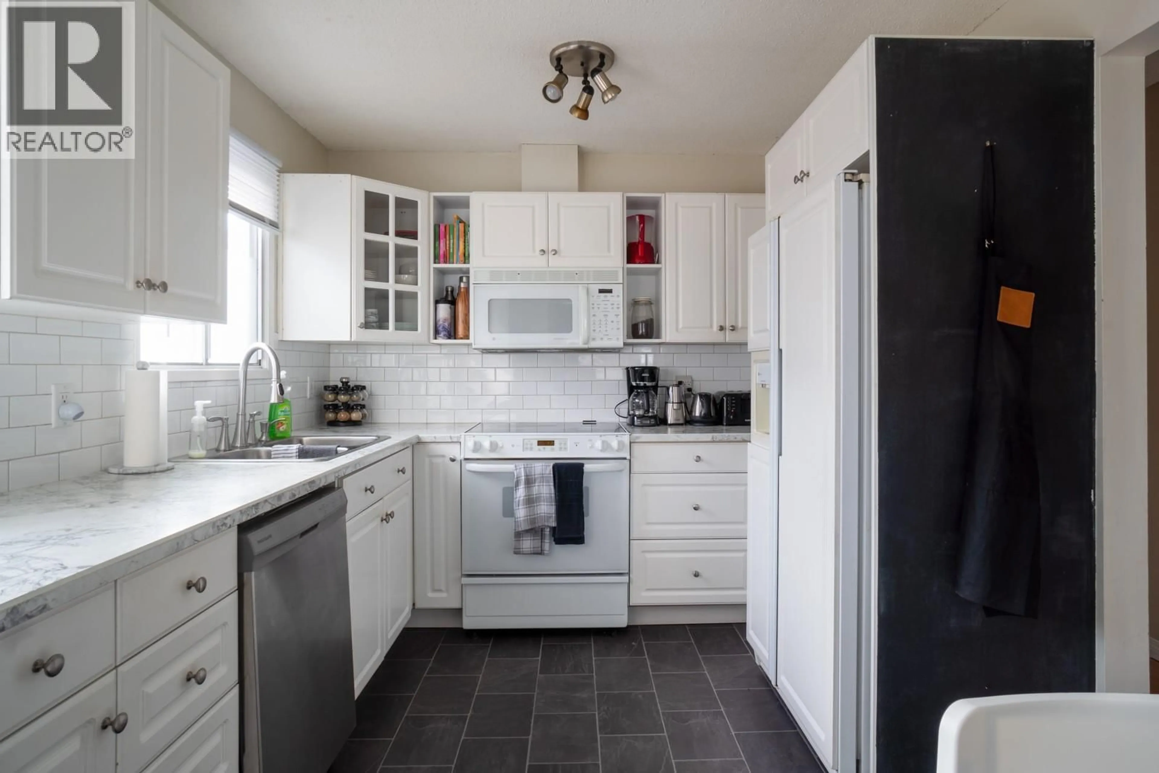 Standard kitchen, ceramic/tile floor for 927 FULLER AVENUE, Kelowna British Columbia V1Y6X5