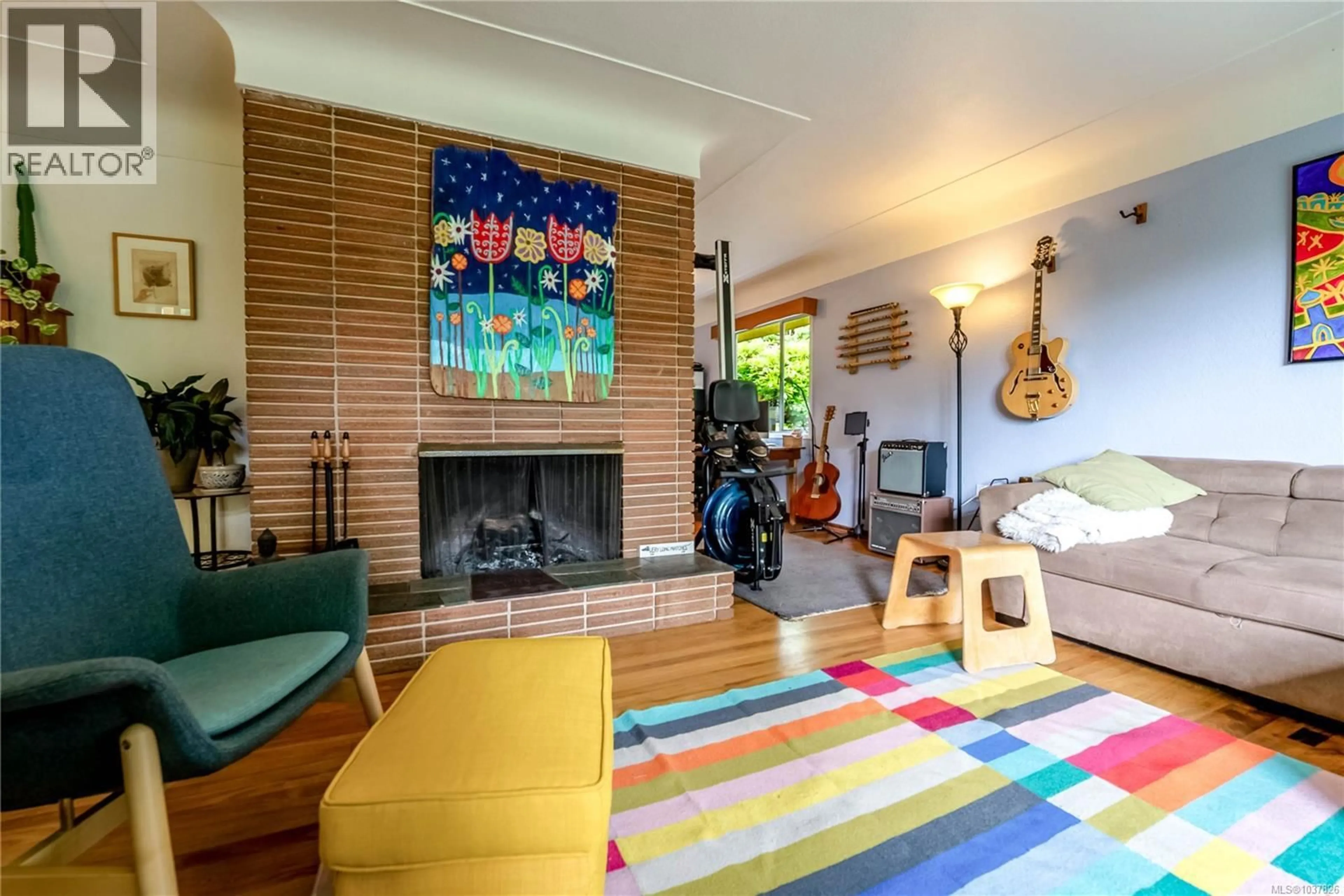 Living room with furniture, unknown for 3360 ROLSTON CRESCENT, Saanich British Columbia V8Z4P1