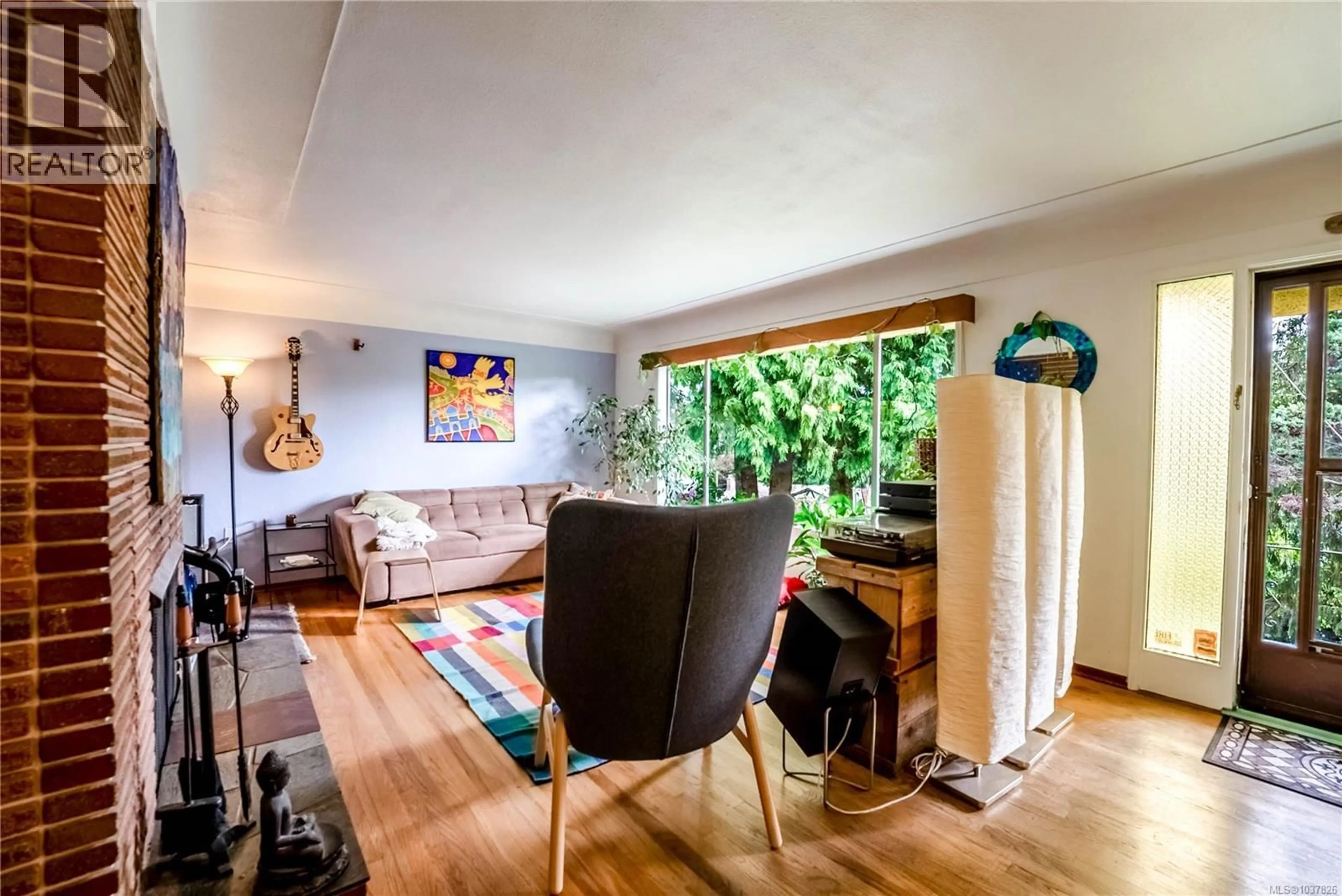 Living room with furniture, wood/laminate floor for 3360 ROLSTON CRESCENT, Saanich British Columbia V8Z4P1