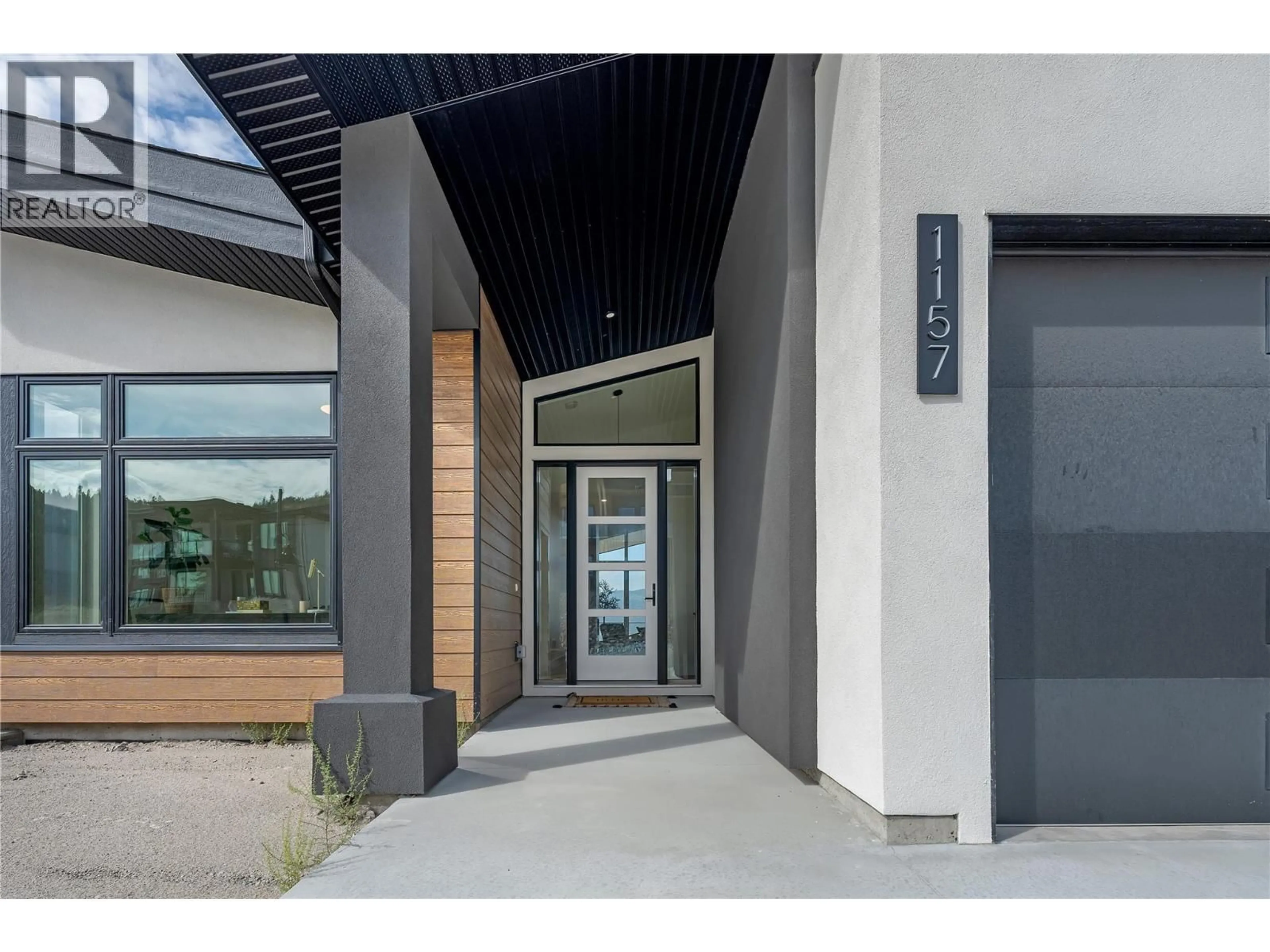 Indoor entryway for 1157 ELK STREET, Penticton British Columbia V2A0C9