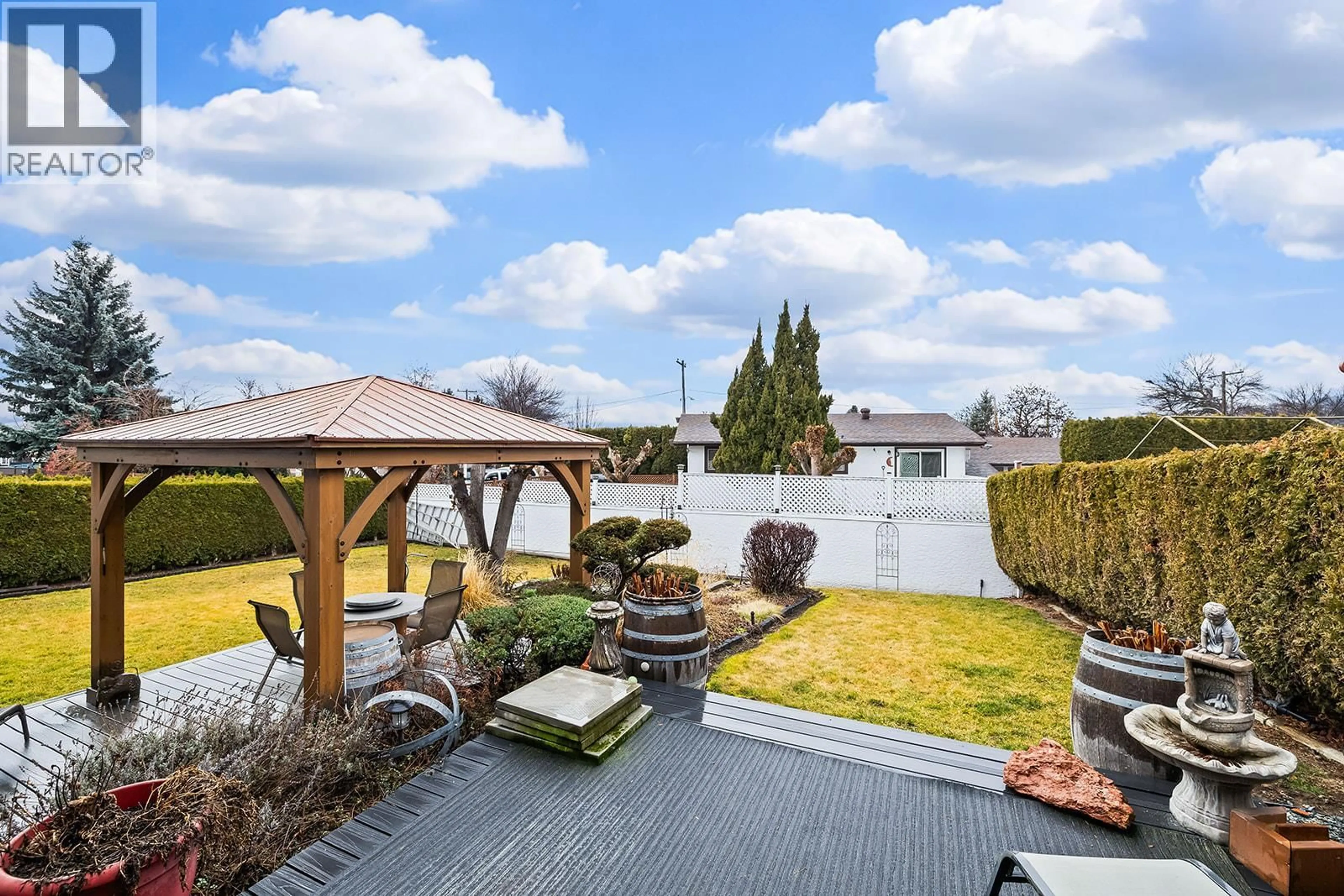 A pic from outside/outdoor area/front of a property/back of a property/a pic from drone, unknown for 380 HOLLYWOOD ROAD SOUTH, Kelowna British Columbia V1X3T1