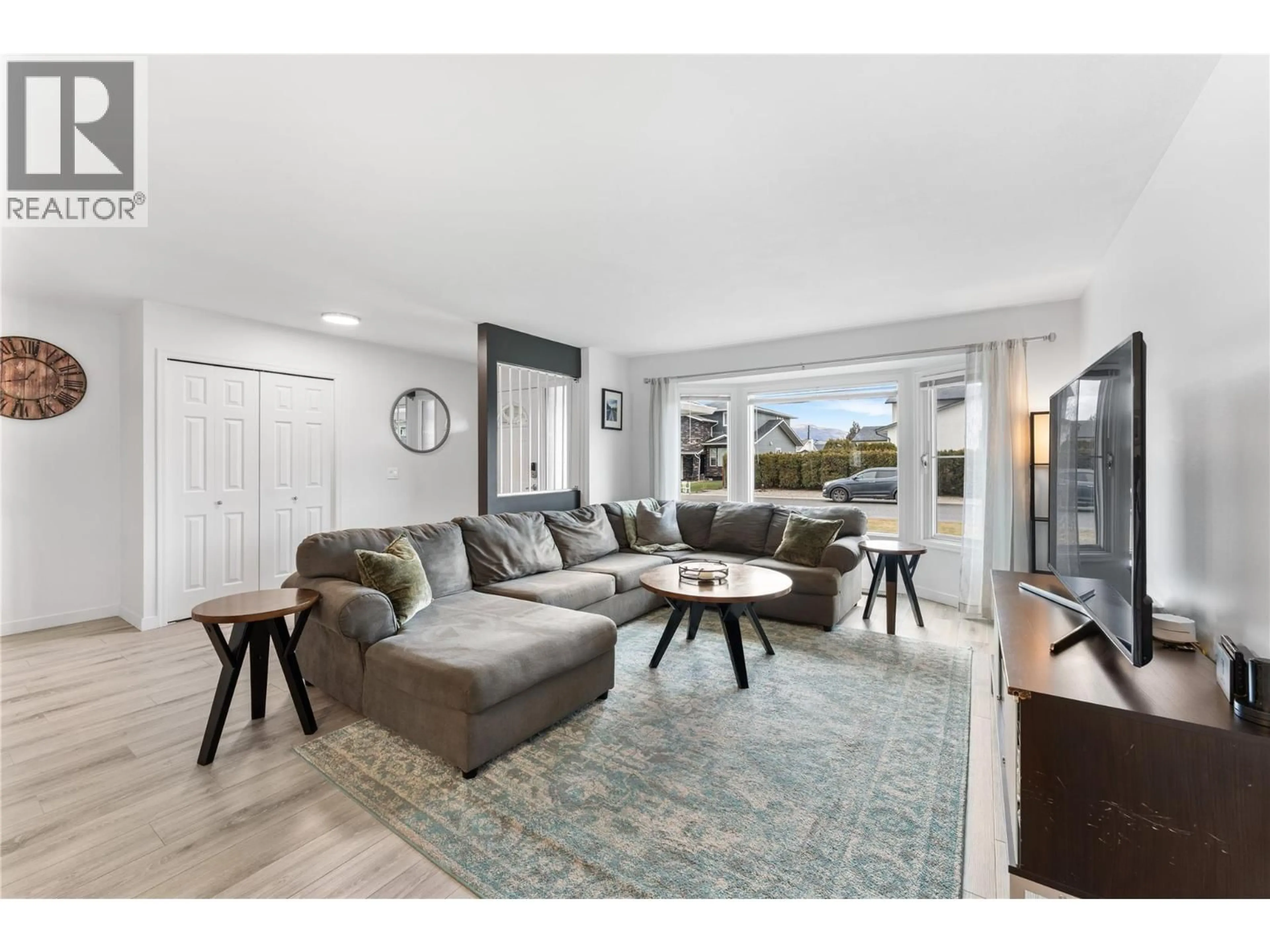 Living room with furniture, unknown for 885 WINTERGREEN DRIVE, Kelowna British Columbia V1W3V9