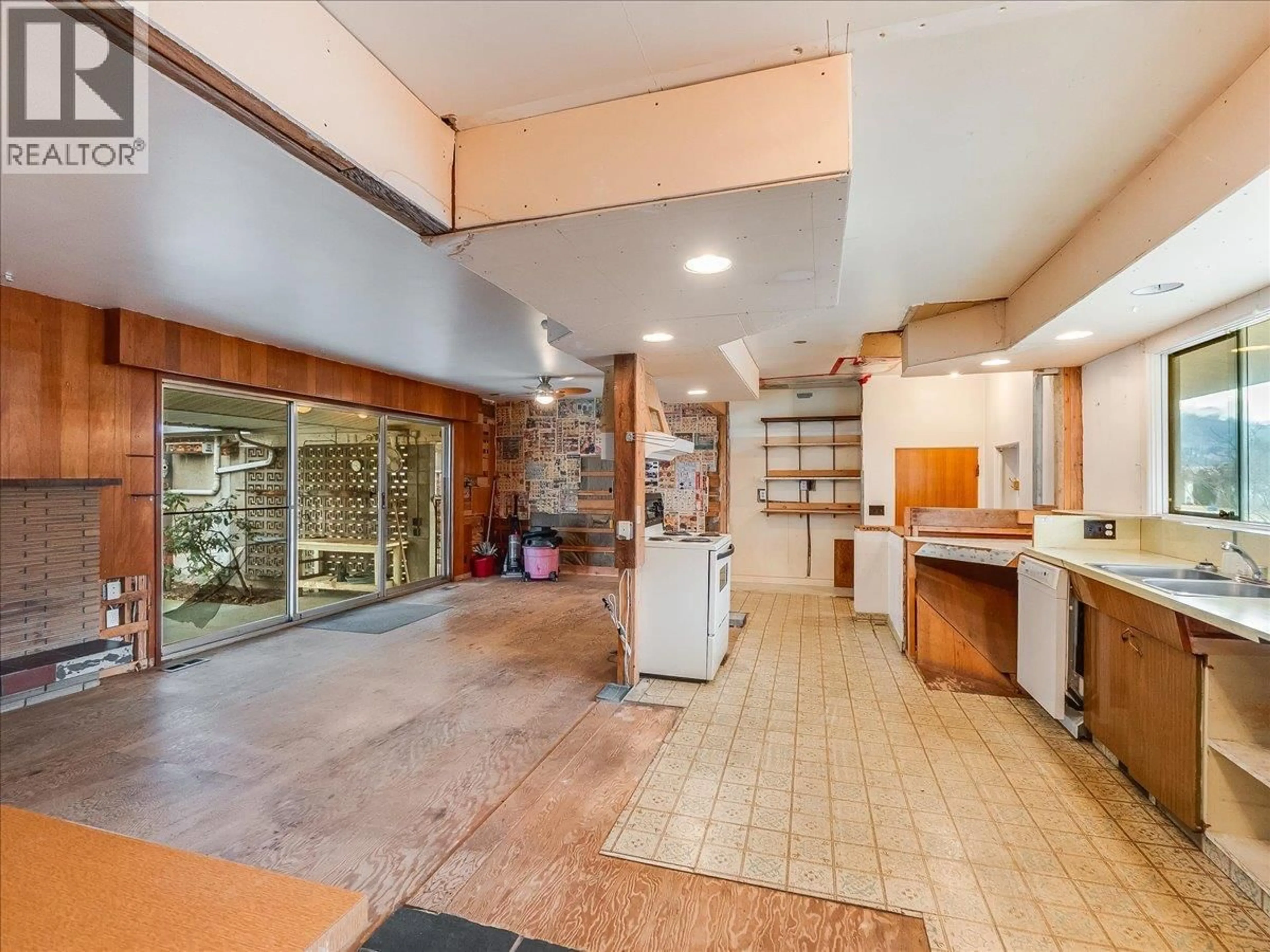 Indoor foyer for 3775 DOGWOOD DRIVE, Trail British Columbia V1R2V4