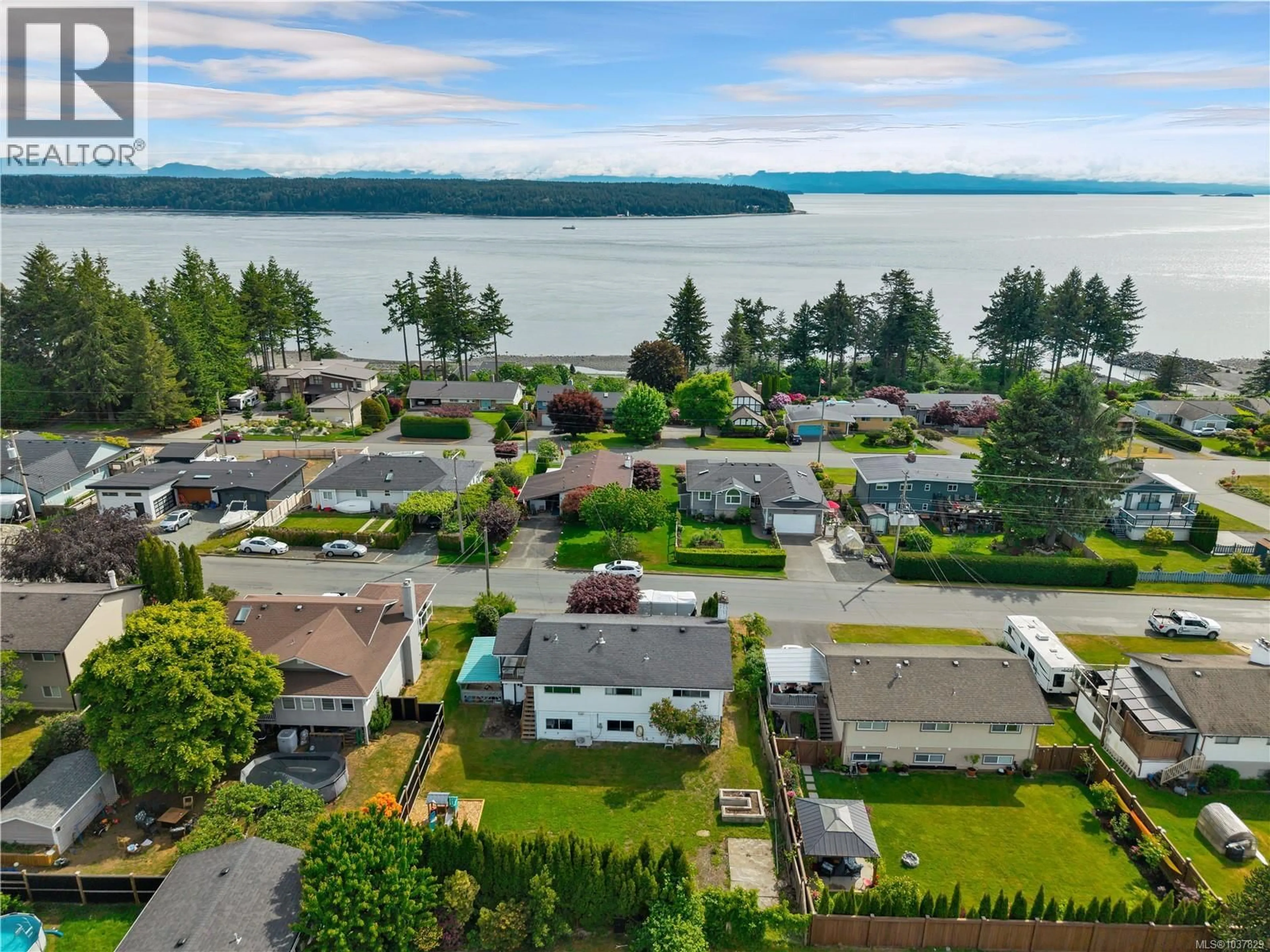 A pic from outside/outdoor area/front of a property/back of a property/a pic from drone, water/lake/river/ocean view for 880 GALERNO ROAD, Campbell River British Columbia V9W5J4
