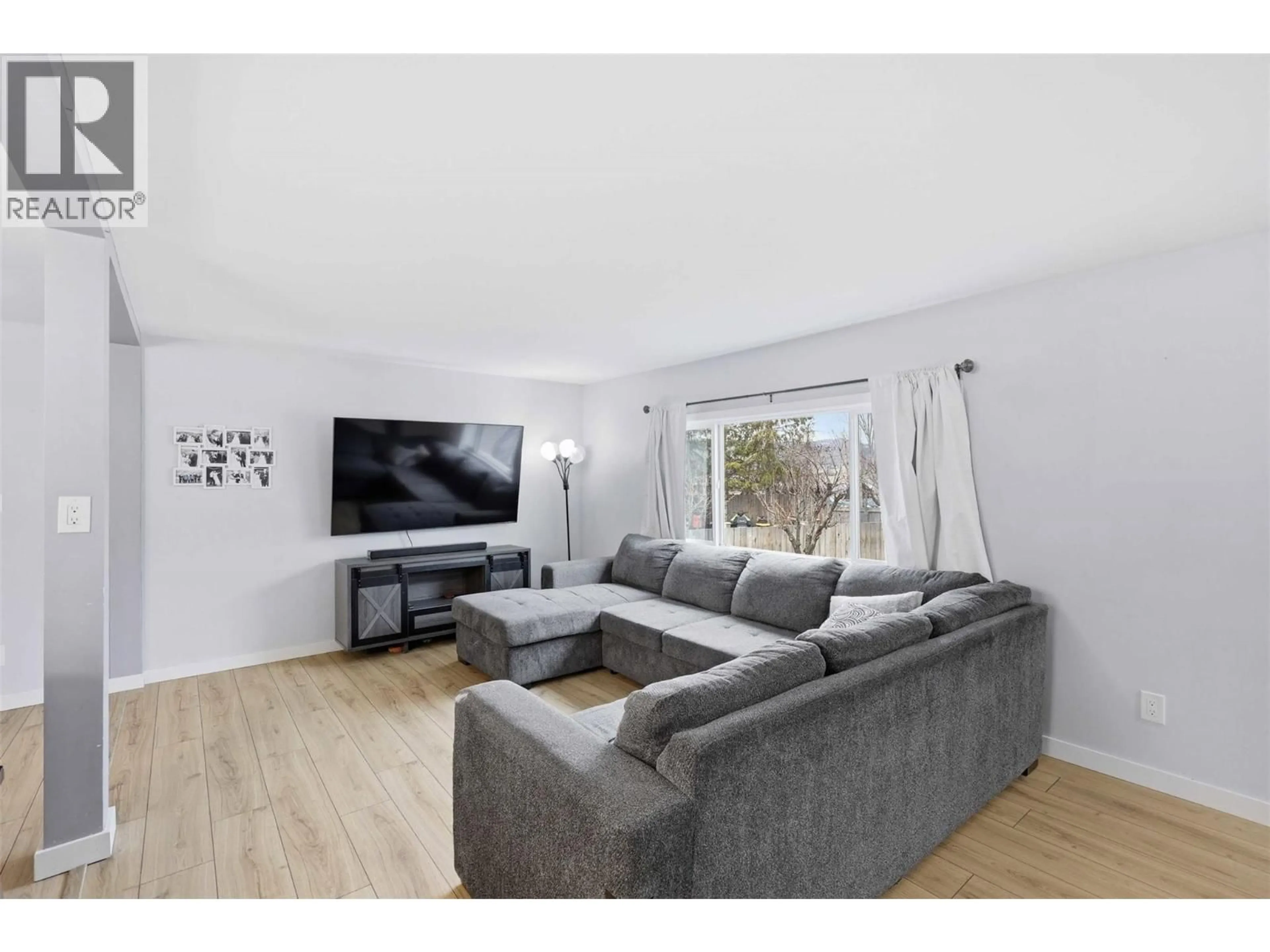 Living room with furniture, wood/laminate floor for 1328 RIVERVIEW PLACE, Pritchard British Columbia V0E2P0