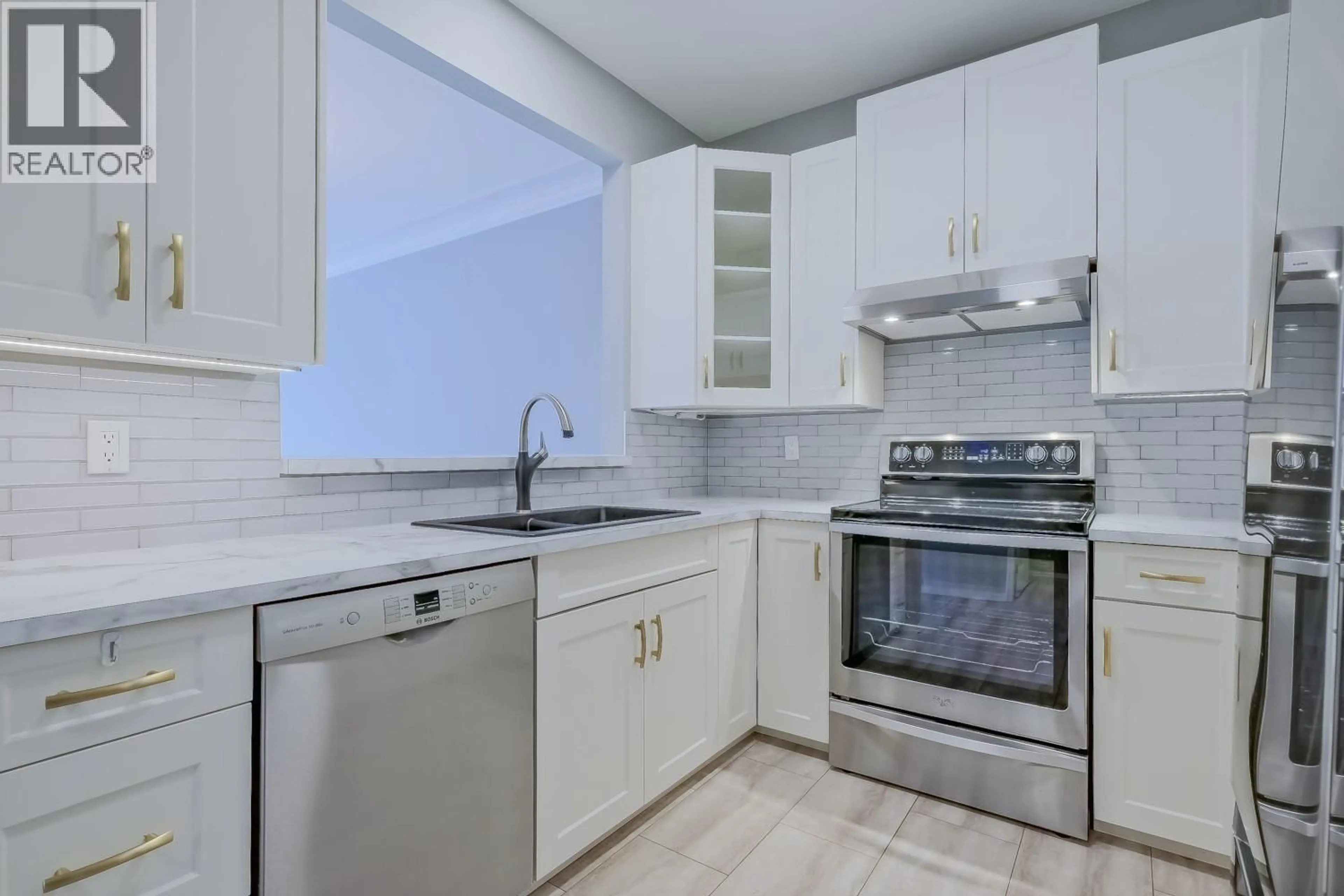 Standard kitchen, unknown for 225 - 877 KLO ROAD, Kelowna British Columbia V1Y9R1