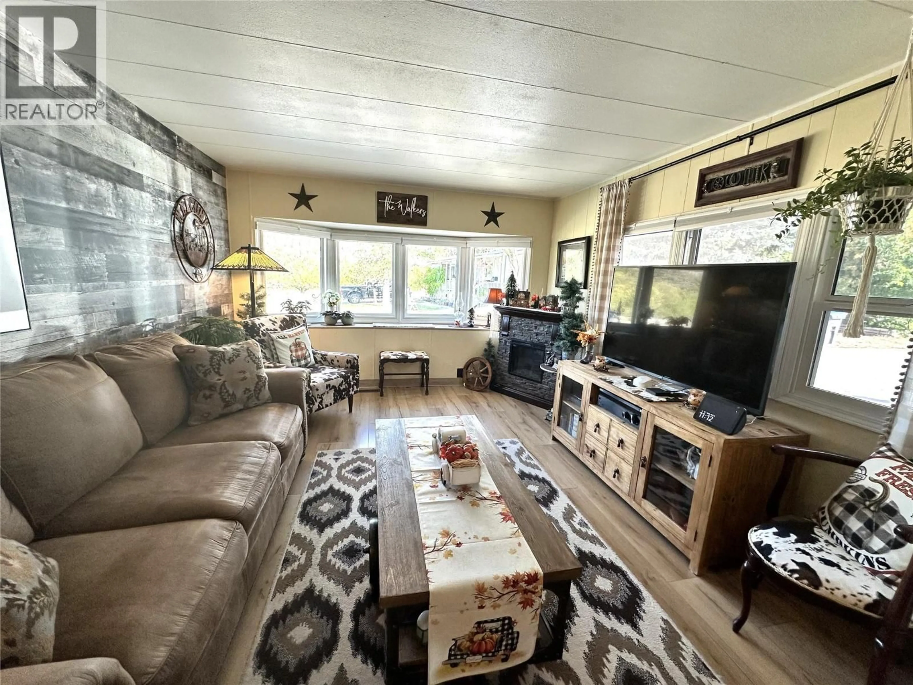 Living room with furniture, unknown for 6B - 146 WILLOW COURT, Oliver British Columbia V0H1T2