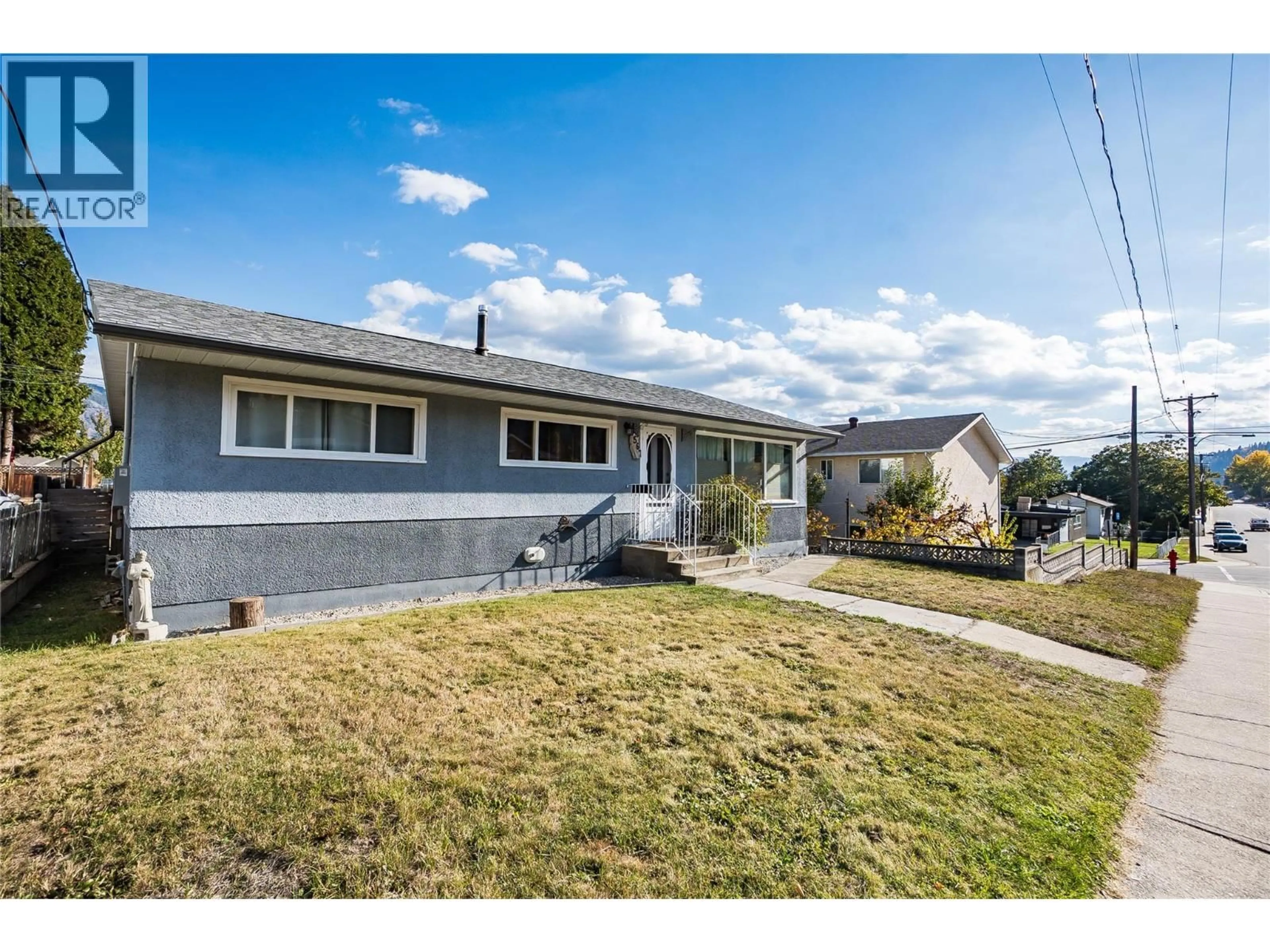 Home with vinyl exterior material, street for 567 7TH AVENUE, Castlegar British Columbia V1N1M2