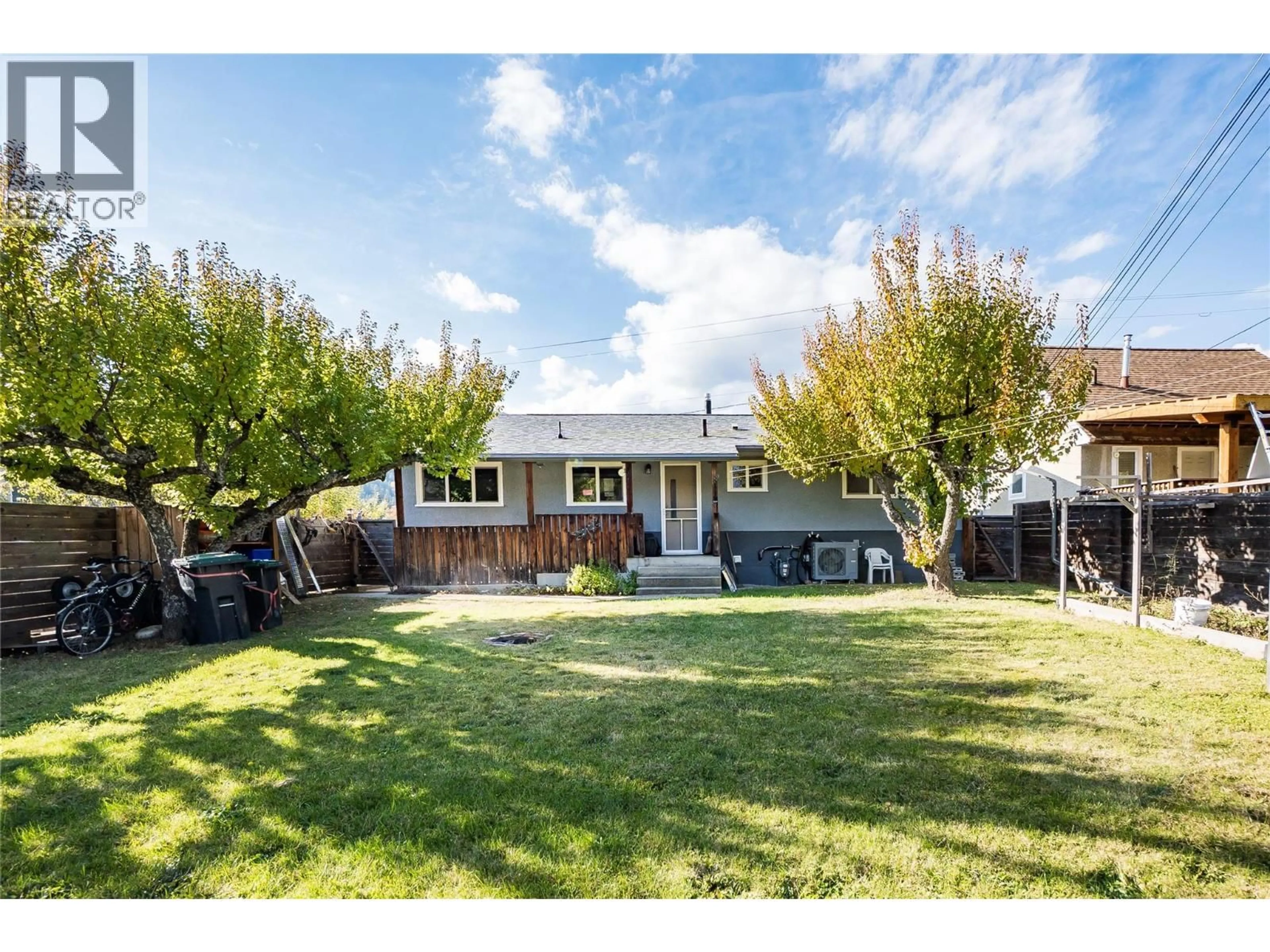 A pic from outside/outdoor area/front of a property/back of a property/a pic from drone, street for 567 7TH AVENUE, Castlegar British Columbia V1N1M2