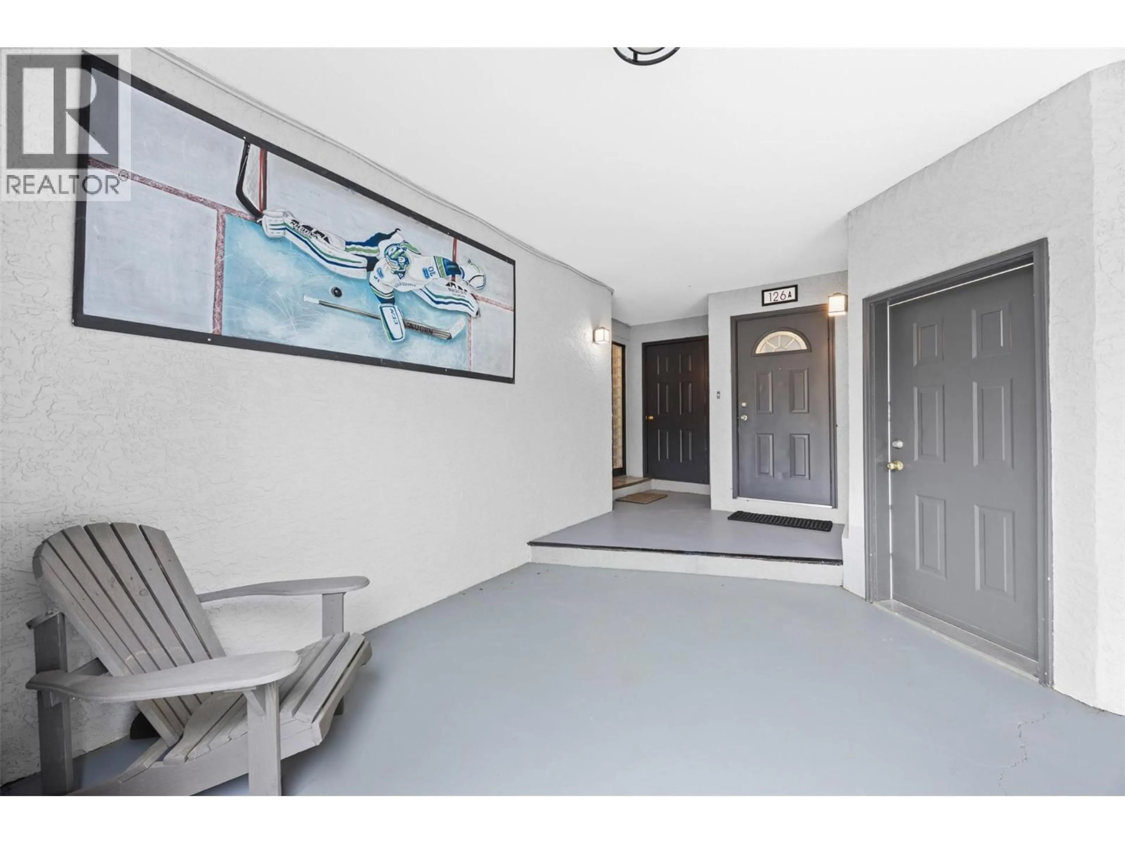 Indoor foyer for 126 VERNA COURT, Kelowna British Columbia V1Y5M3