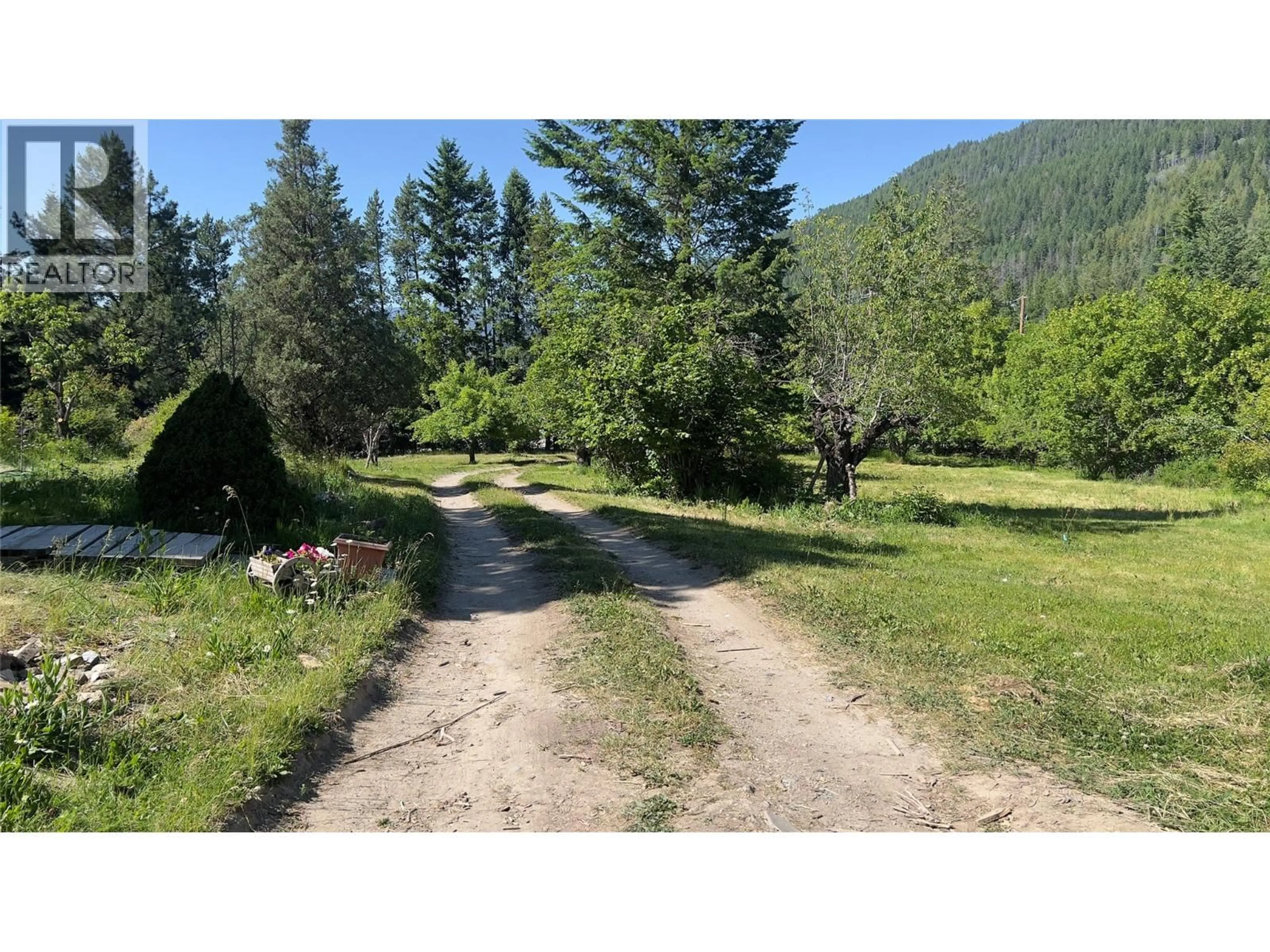 A pic from outside/outdoor area/front of a property/back of a property/a pic from drone, mountain view for 617 PAYNE STREET, Creston British Columbia V0B1G6