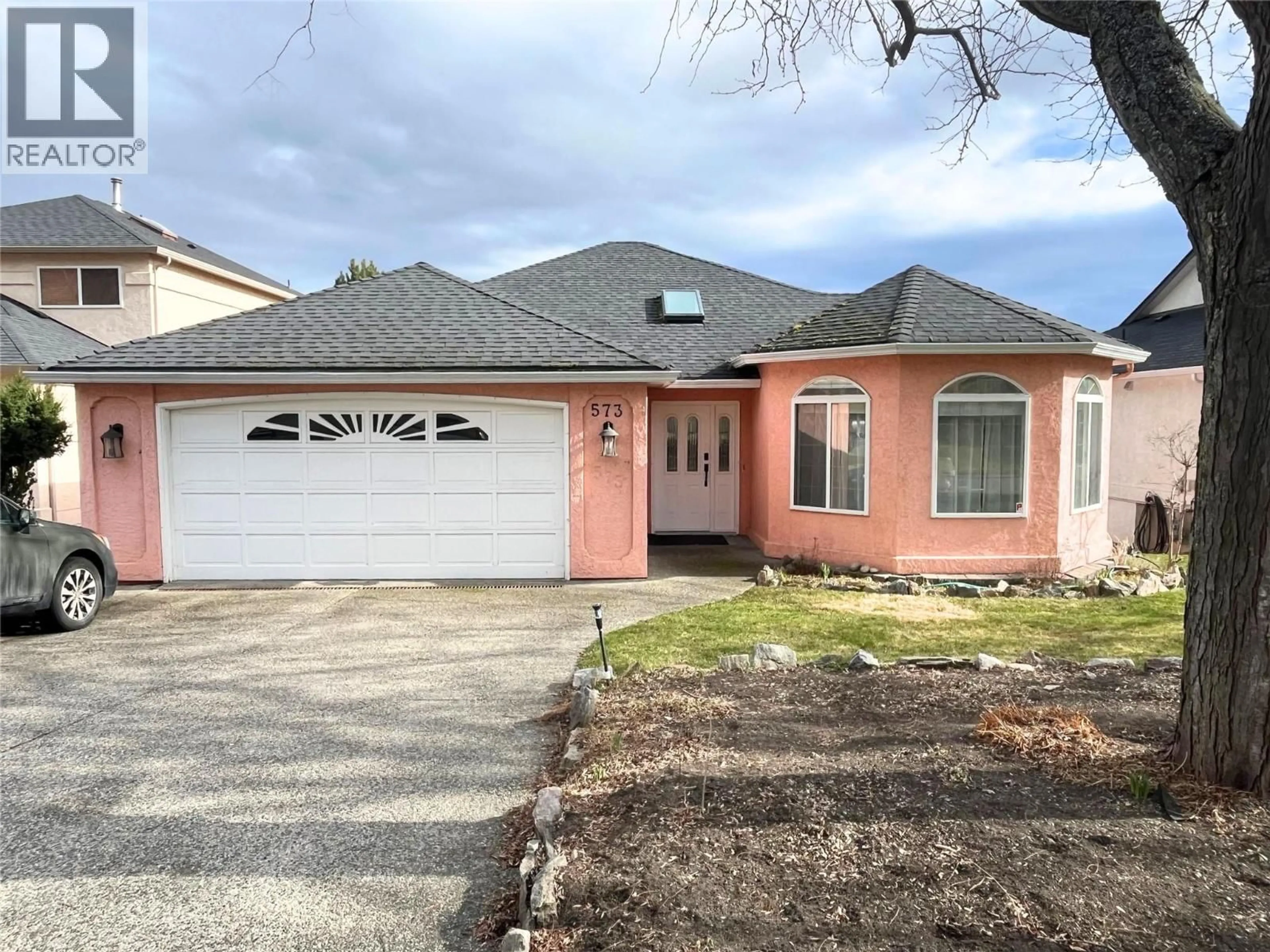 Home with vinyl exterior material, street for 573 SPRUCEVIEW PLACE NORTH, Kelowna British Columbia V1V1S7