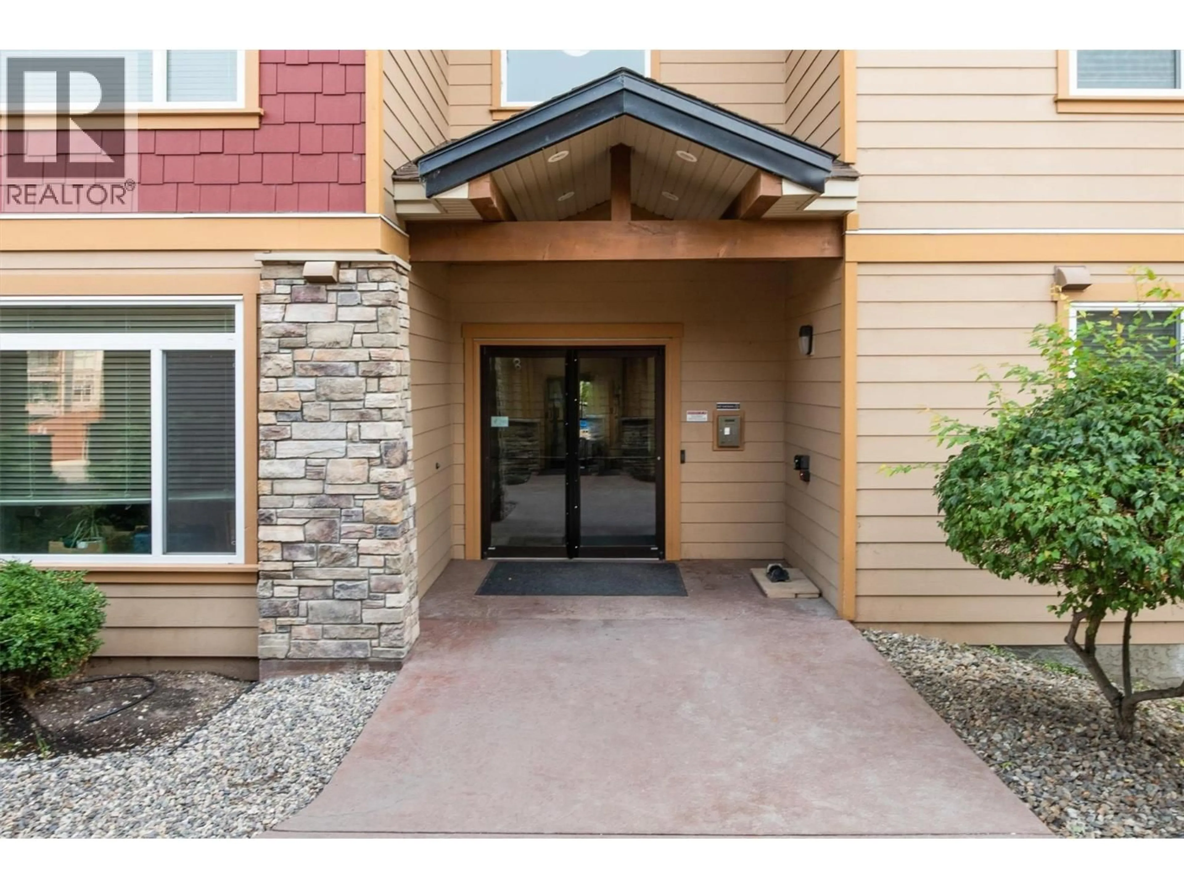 Indoor entryway for 214 - 2532 SHORELINE DRIVE, Lake Country British Columbia V4V2R6