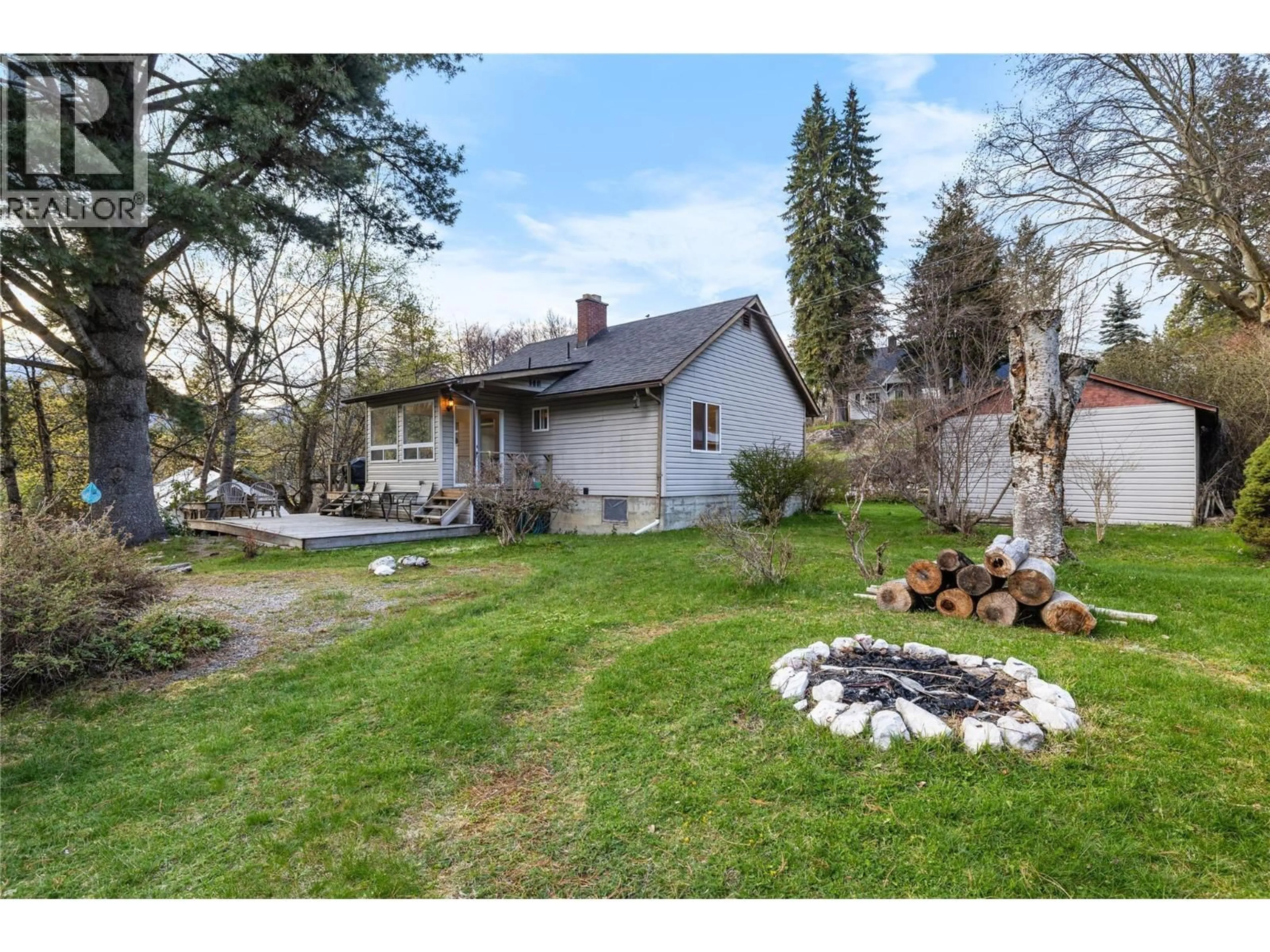 A pic from outside/outdoor area/front of a property/back of a property/a pic from drone, street for 321 GOLF VIEW STREET, Riondel British Columbia V0B2B0