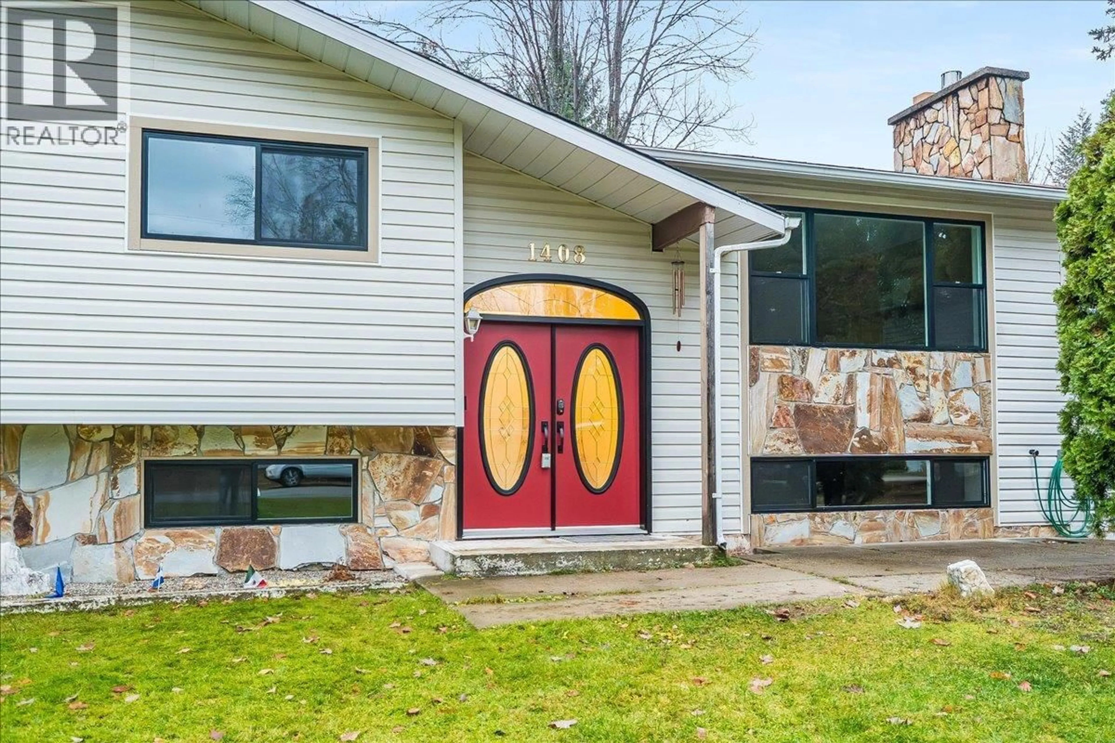 Home with vinyl exterior material, street for 1408 MEADOWBROOK DRIVE, Castlegar British Columbia V1N3M1