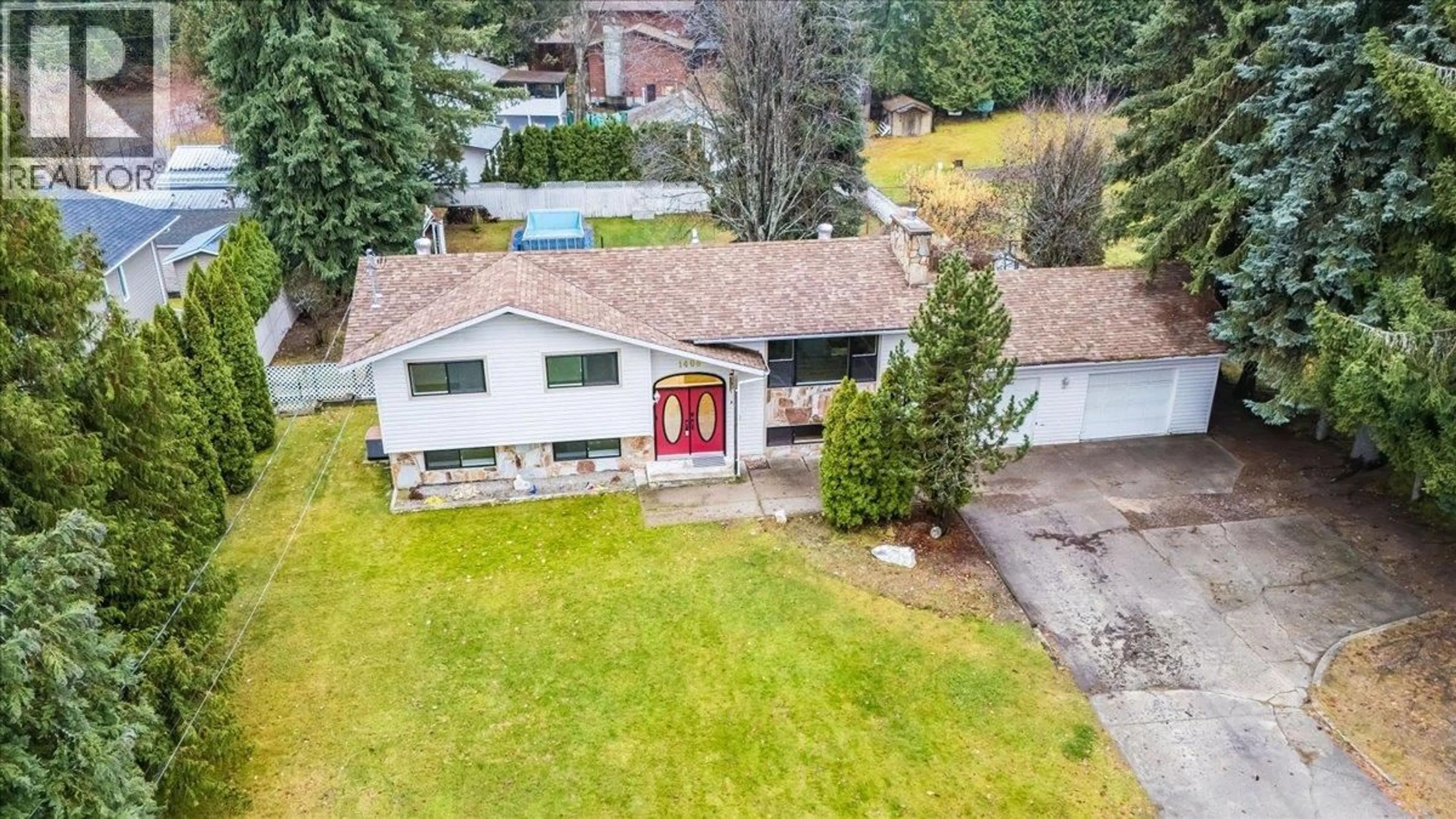 A pic from outside/outdoor area/front of a property/back of a property/a pic from drone, street for 1408 MEADOWBROOK DRIVE, Castlegar British Columbia V1N3M1