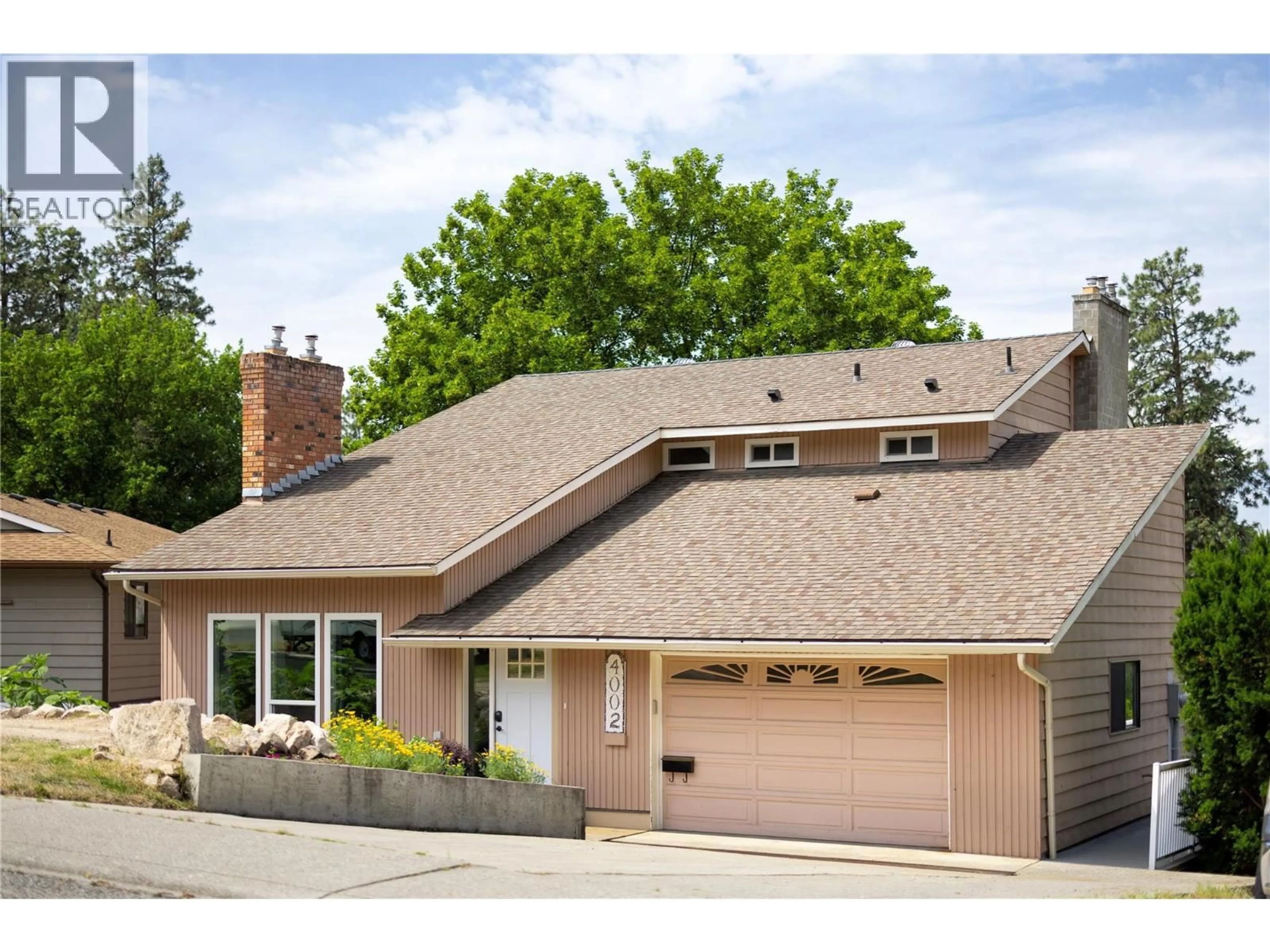 Home with vinyl exterior material, street for 4002 15 STREET, Vernon British Columbia V1T8K6