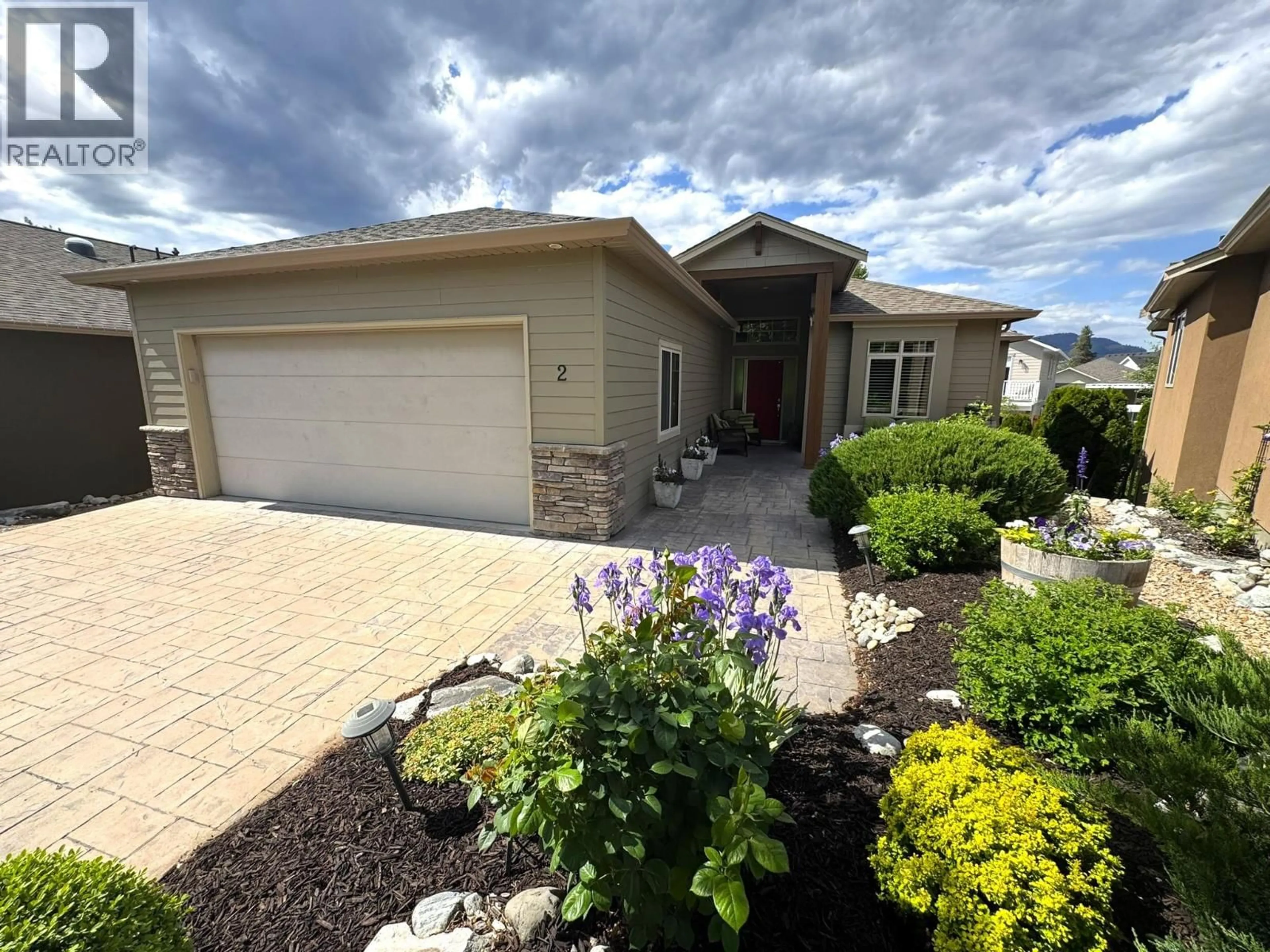 A pic from outside/outdoor area/front of a property/back of a property/a pic from drone, street for 2 - 6833 MEADOWS DRIVE, Oliver British Columbia V0H1T4