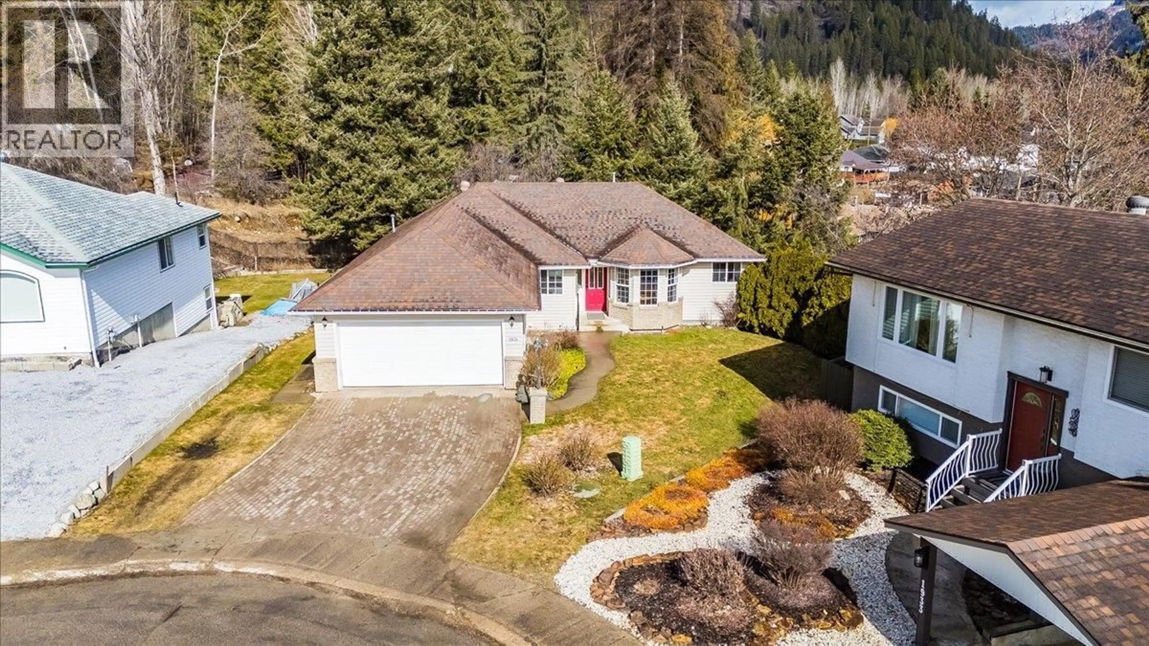 A pic from outside/outdoor area/front of a property/back of a property/a pic from drone, street for 1931 MEADOWLARK DRIVE, Fruitvale British Columbia V0G1L0