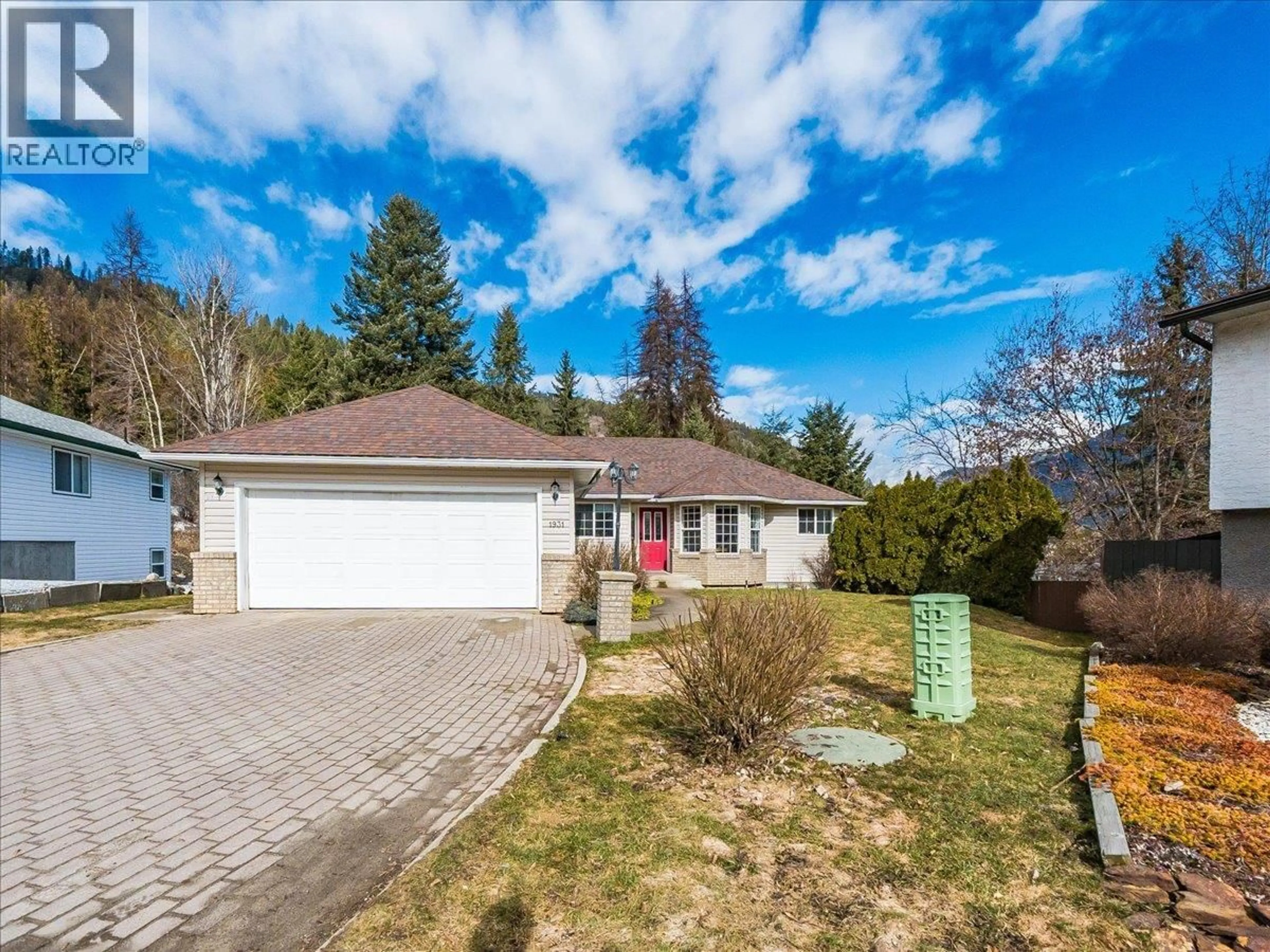 A pic from outside/outdoor area/front of a property/back of a property/a pic from drone, street for 1931 MEADOWLARK DRIVE, Fruitvale British Columbia V0G1L0