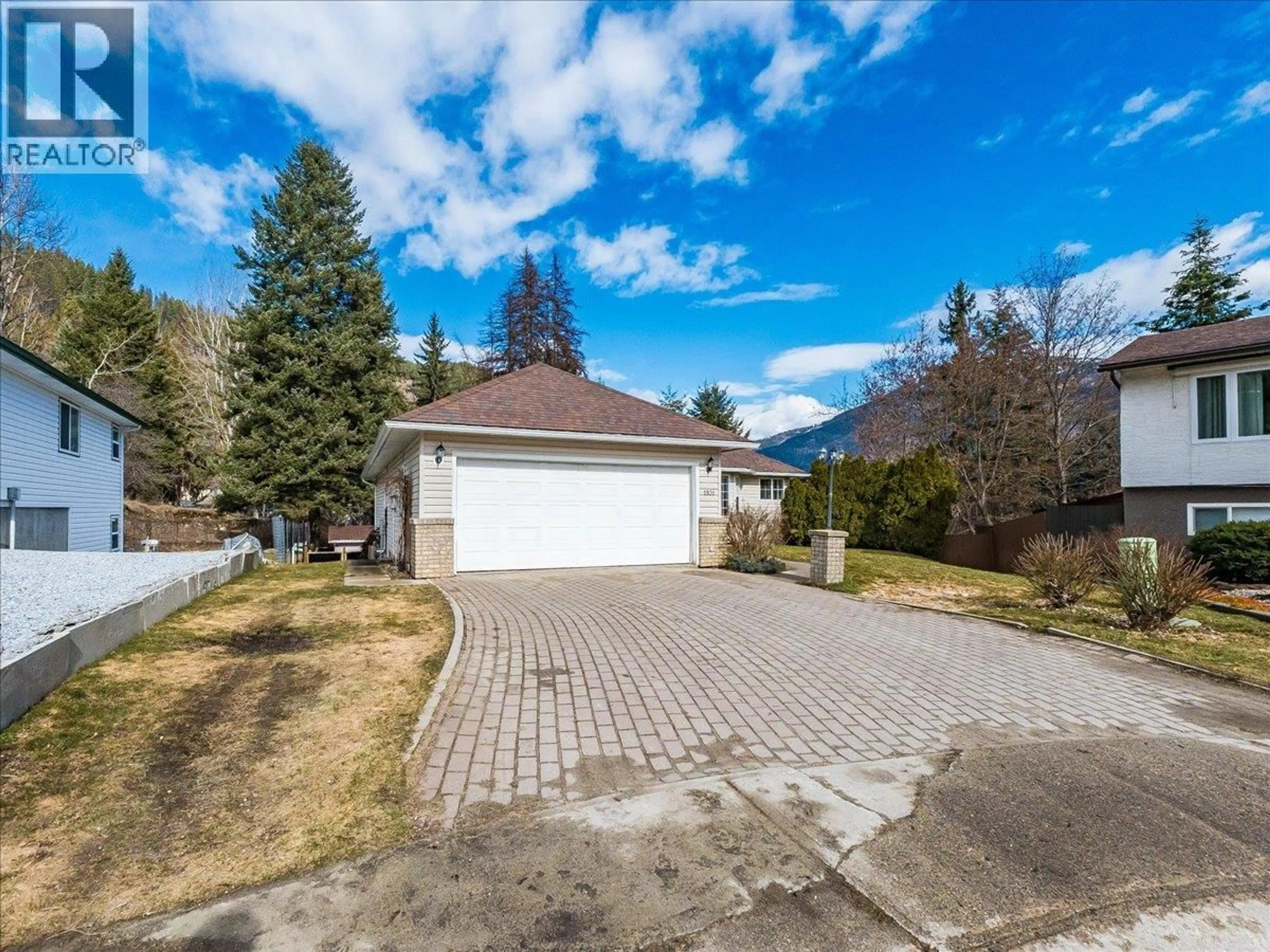 A pic from outside/outdoor area/front of a property/back of a property/a pic from drone, street for 1931 MEADOWLARK DRIVE, Fruitvale British Columbia V0G1L0