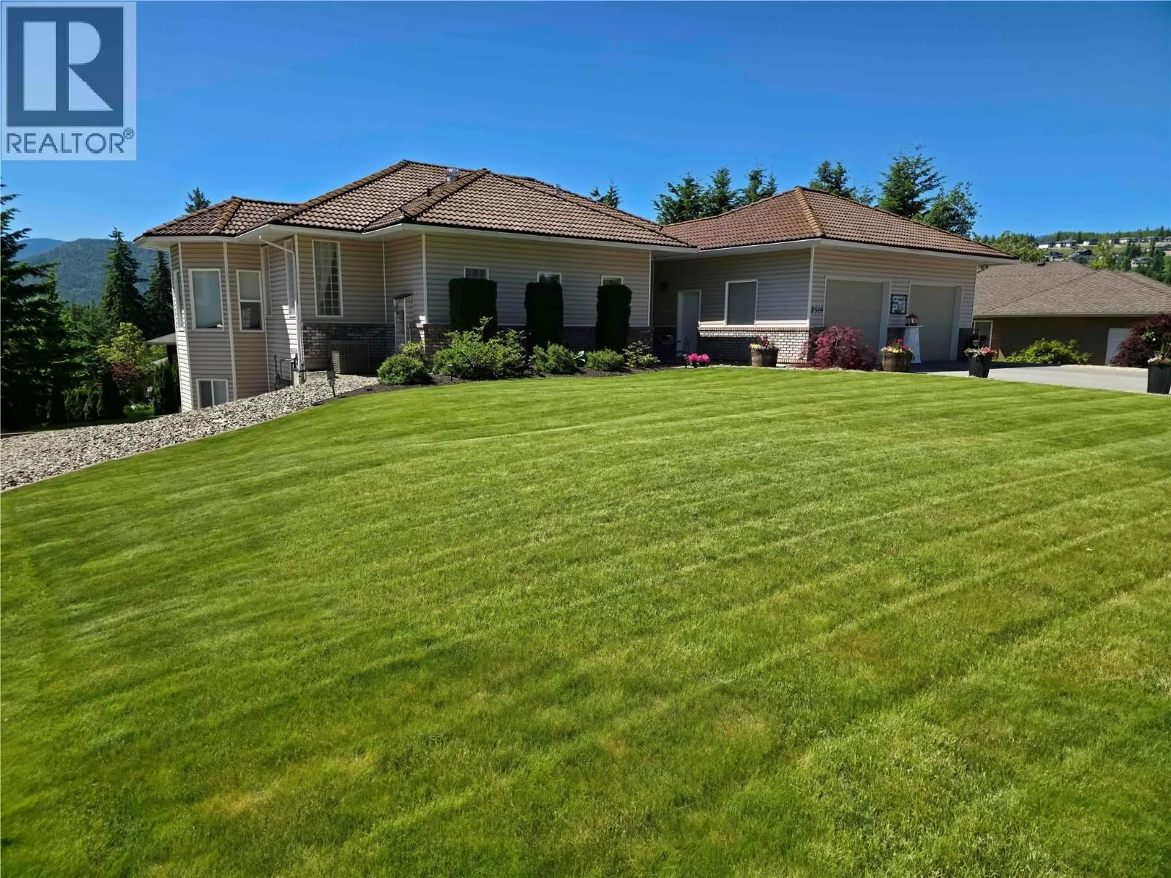 A pic from outside/outdoor area/front of a property/back of a property/a pic from drone, unknown for 2519 GOLF VIEW CRESCENT, Blind Bay British Columbia V0E1H2