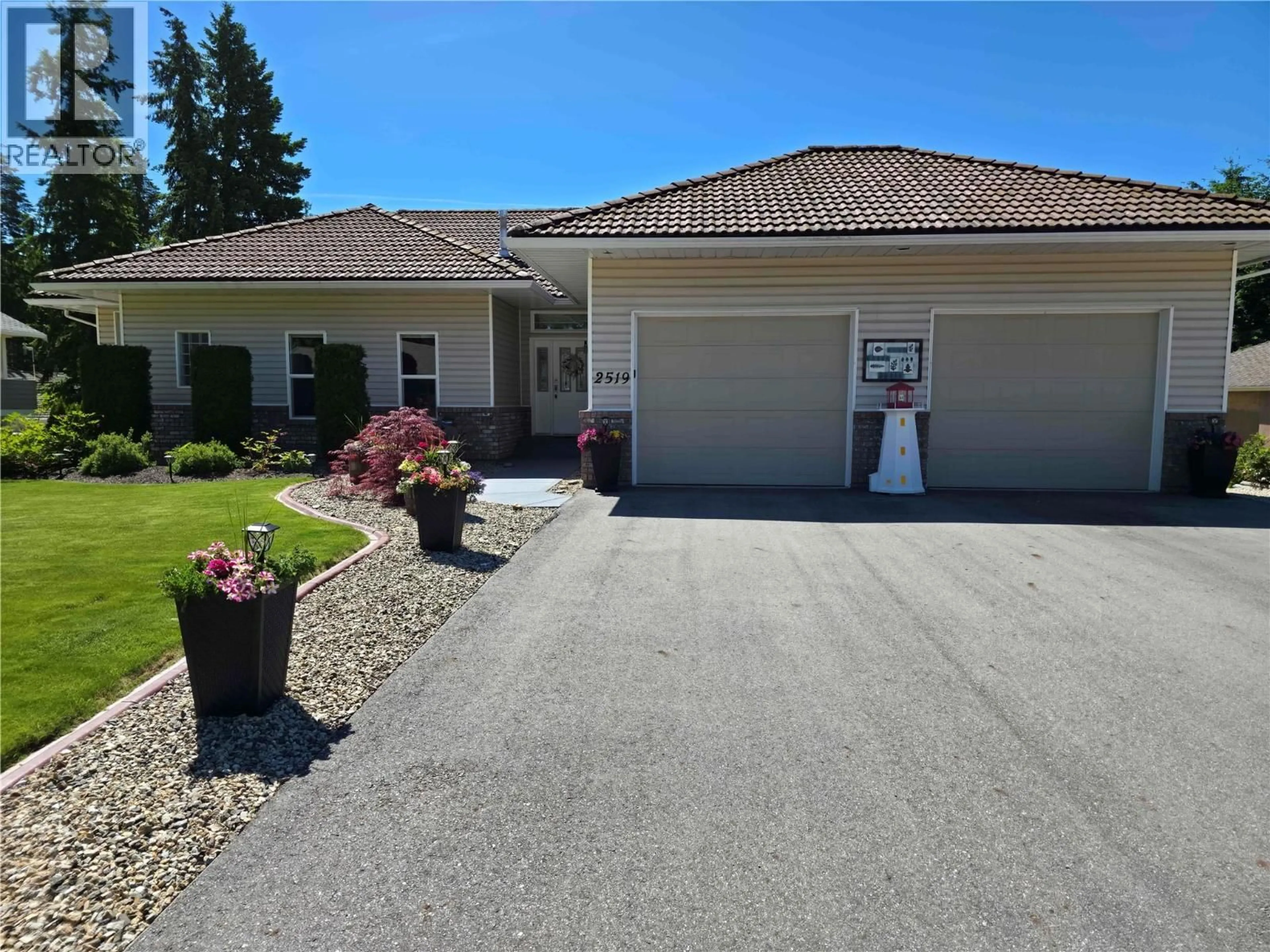 A pic from outside/outdoor area/front of a property/back of a property/a pic from drone, street for 2519 GOLF VIEW CRESCENT, Blind Bay British Columbia V0E1H2