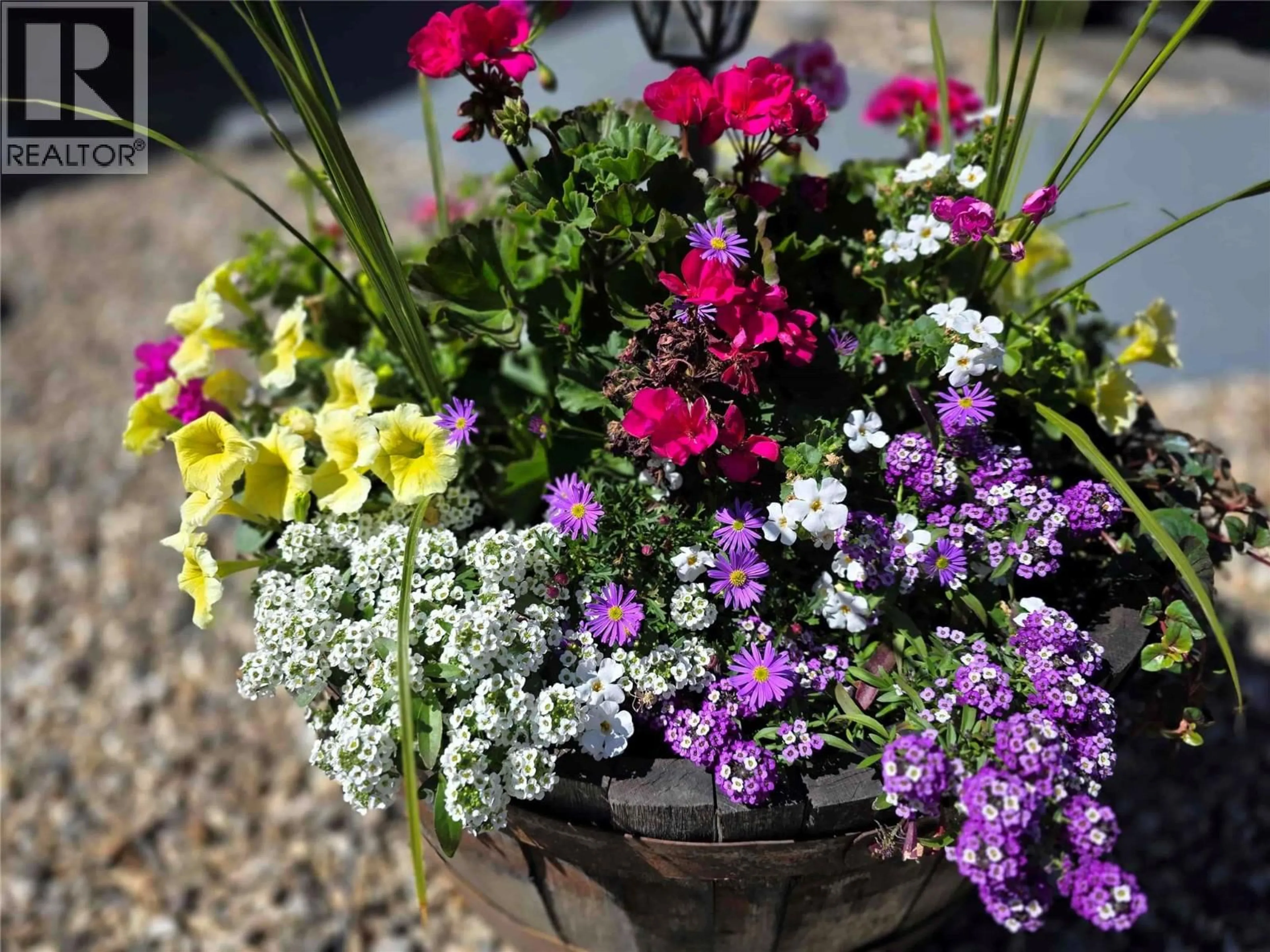 Patio, street for 2519 GOLF VIEW CRESCENT, Blind Bay British Columbia V0E1H2