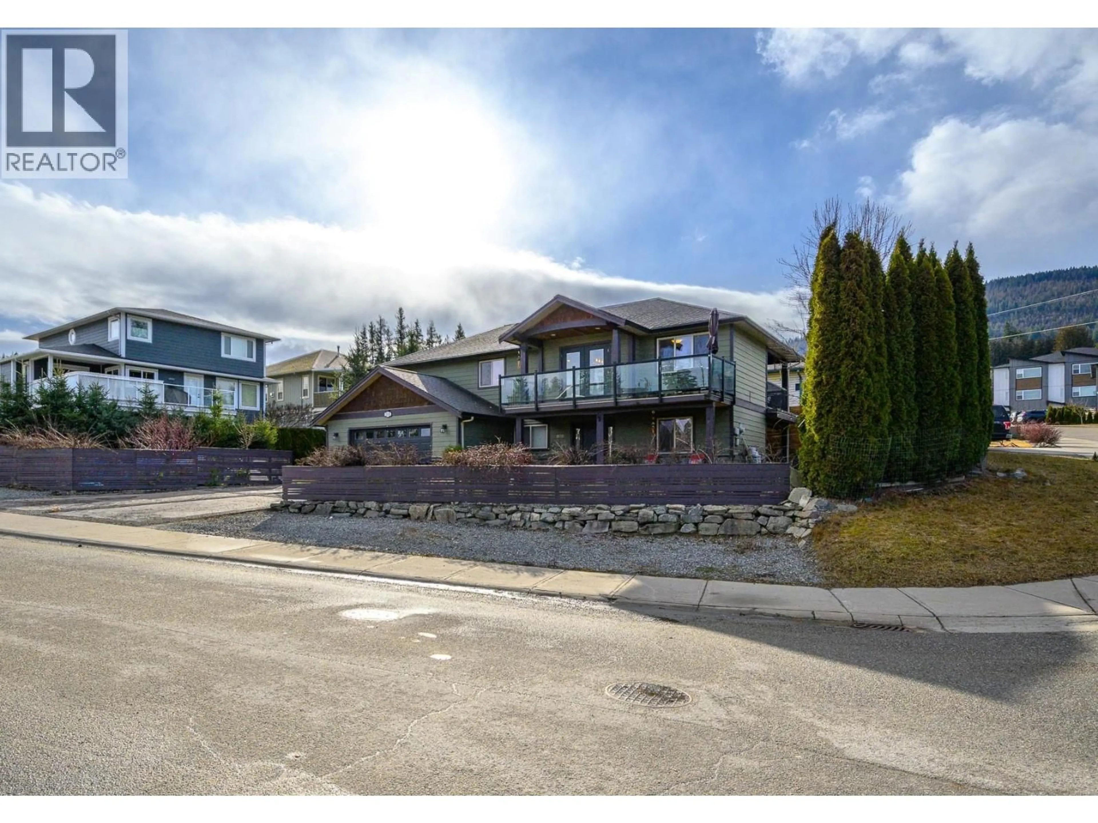 A pic from outside/outdoor area/front of a property/back of a property/a pic from drone, unknown for 1130 7TH AVENUE SOUTHEAST, Salmon Arm British Columbia V1E0A3