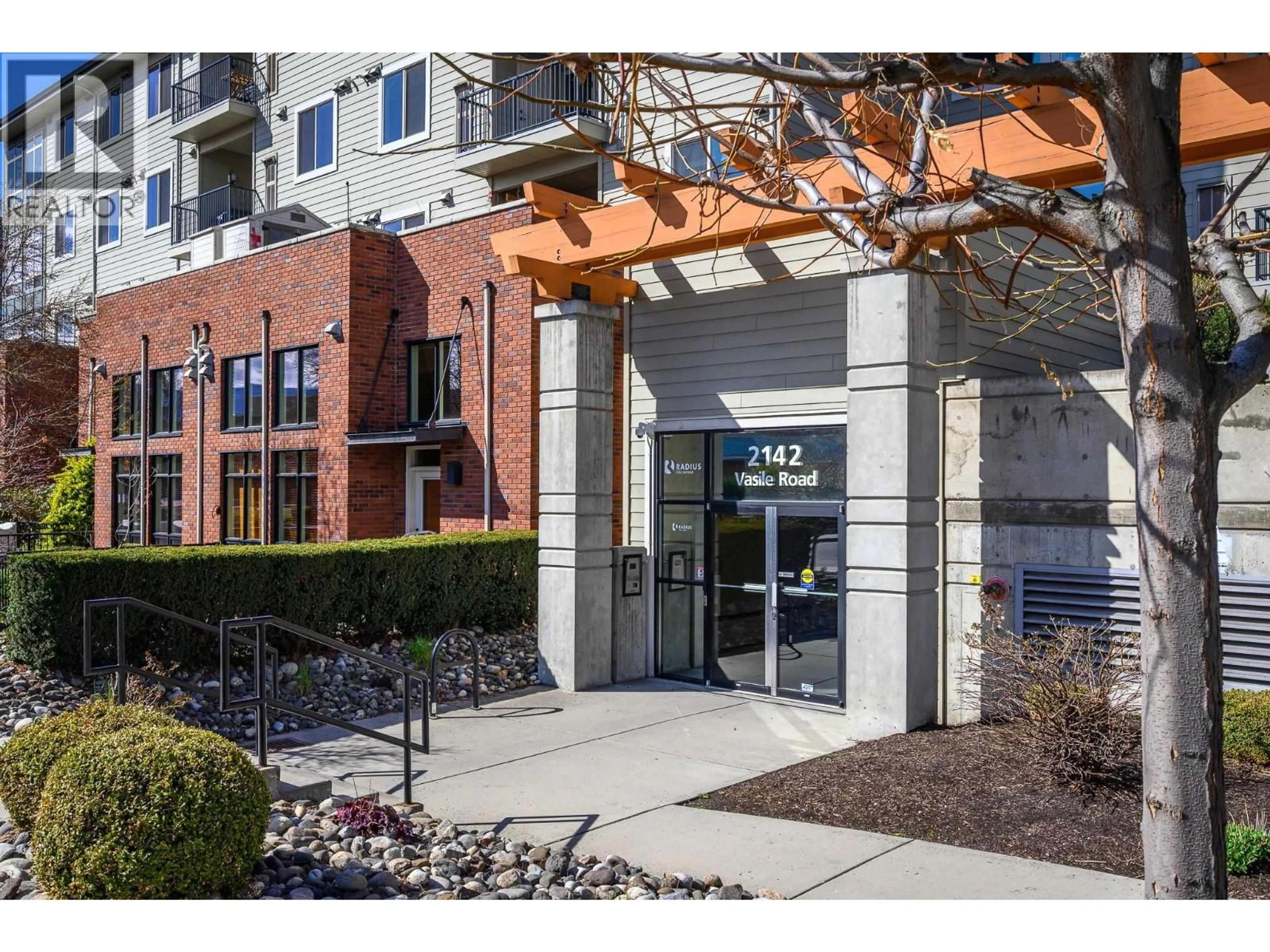 Indoor foyer for 211 - 2142 VASILE ROAD, Kelowna British Columbia V1Y6H5