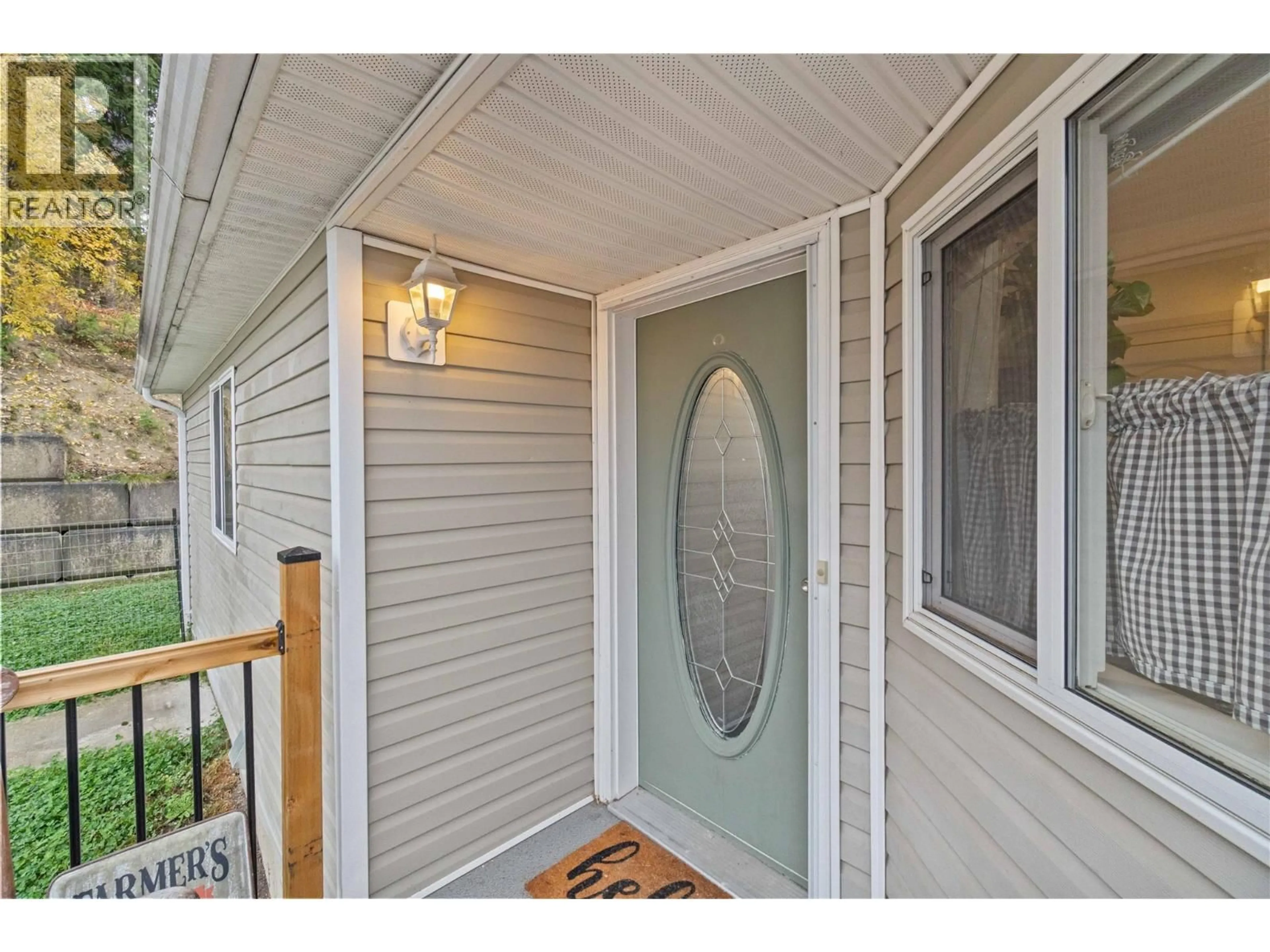 Indoor entryway for 27 - 900 10 AVENUE SOUTHEAST, Salmon Arm British Columbia V1E2W6