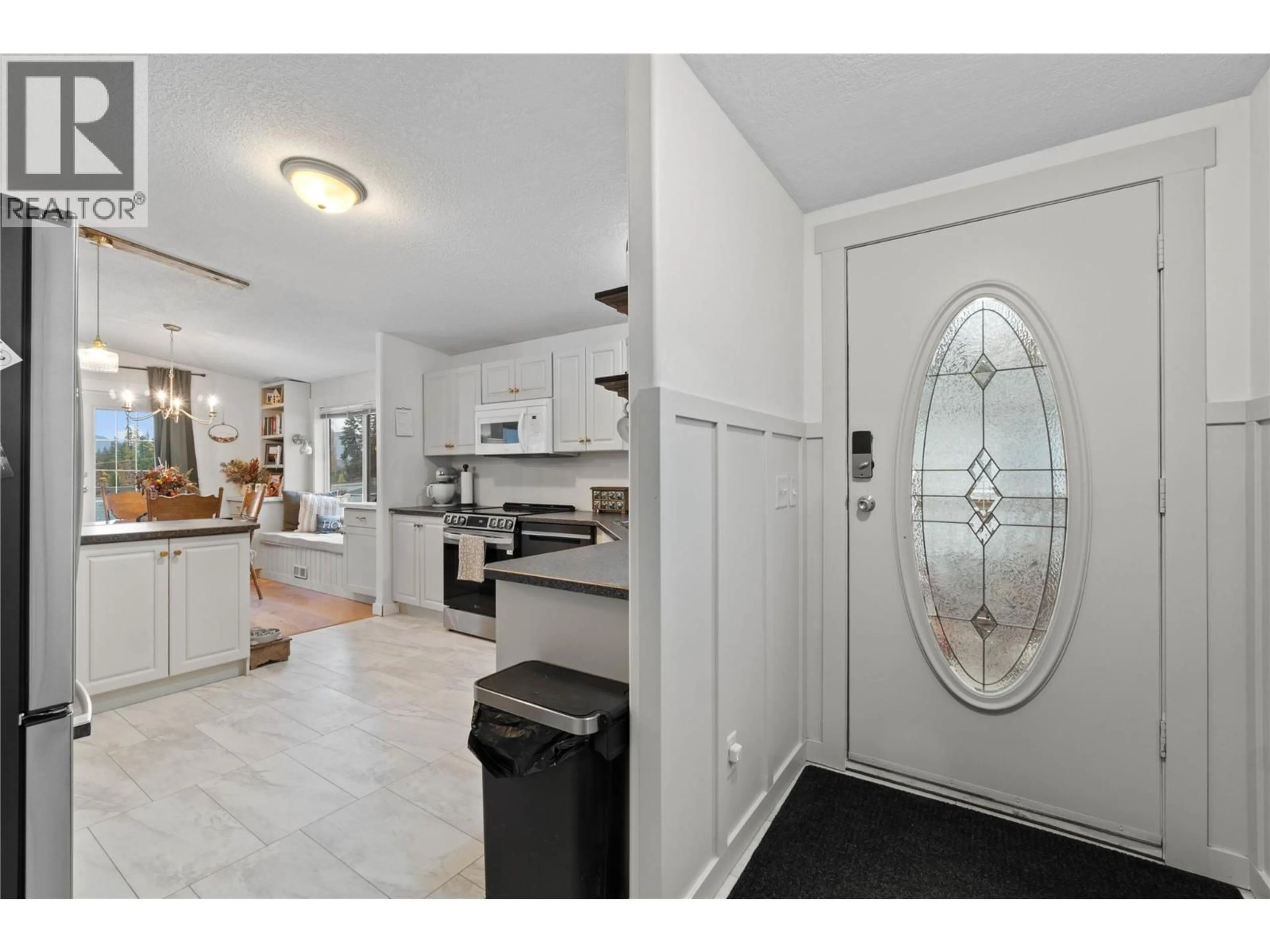 Indoor entryway for 27 - 900 10 AVENUE SOUTHEAST, Salmon Arm British Columbia V1E2W6