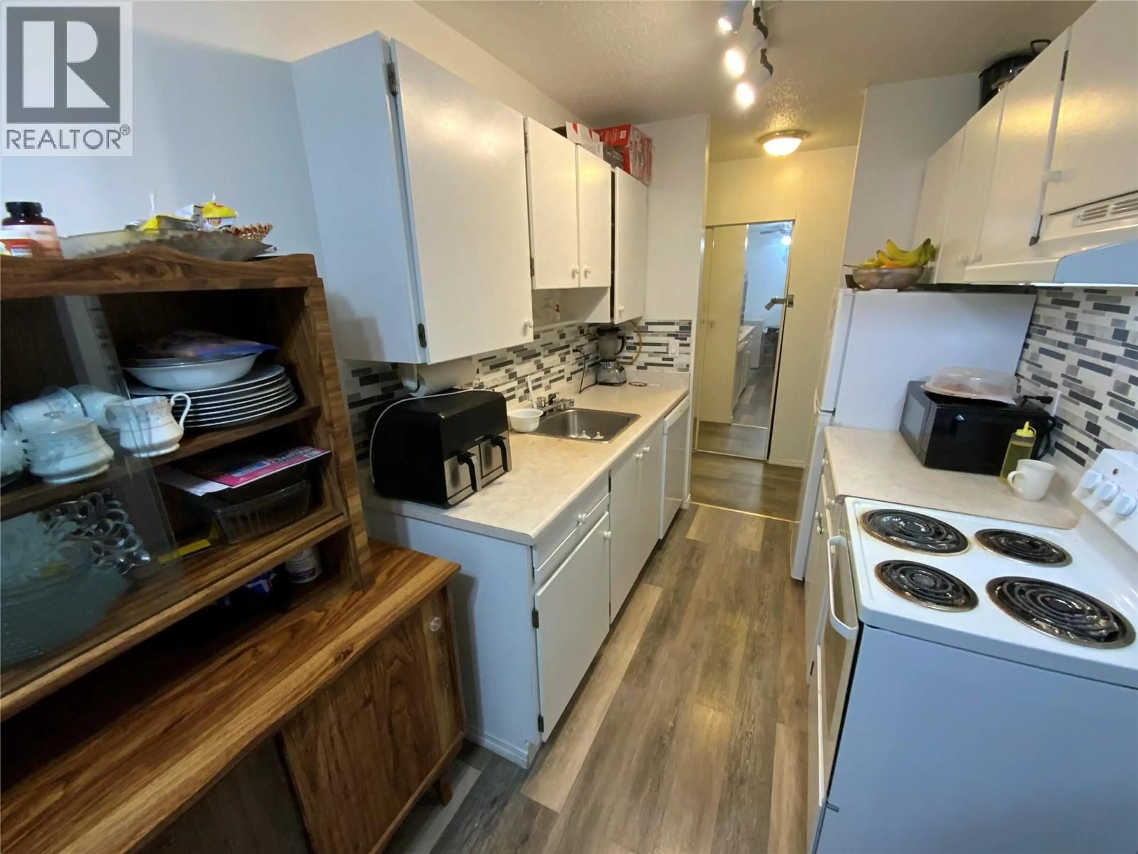 Standard kitchen, wood/laminate floor for 203 - 803 FAIRVIEW ROAD, Penticton British Columbia V2A5Y7