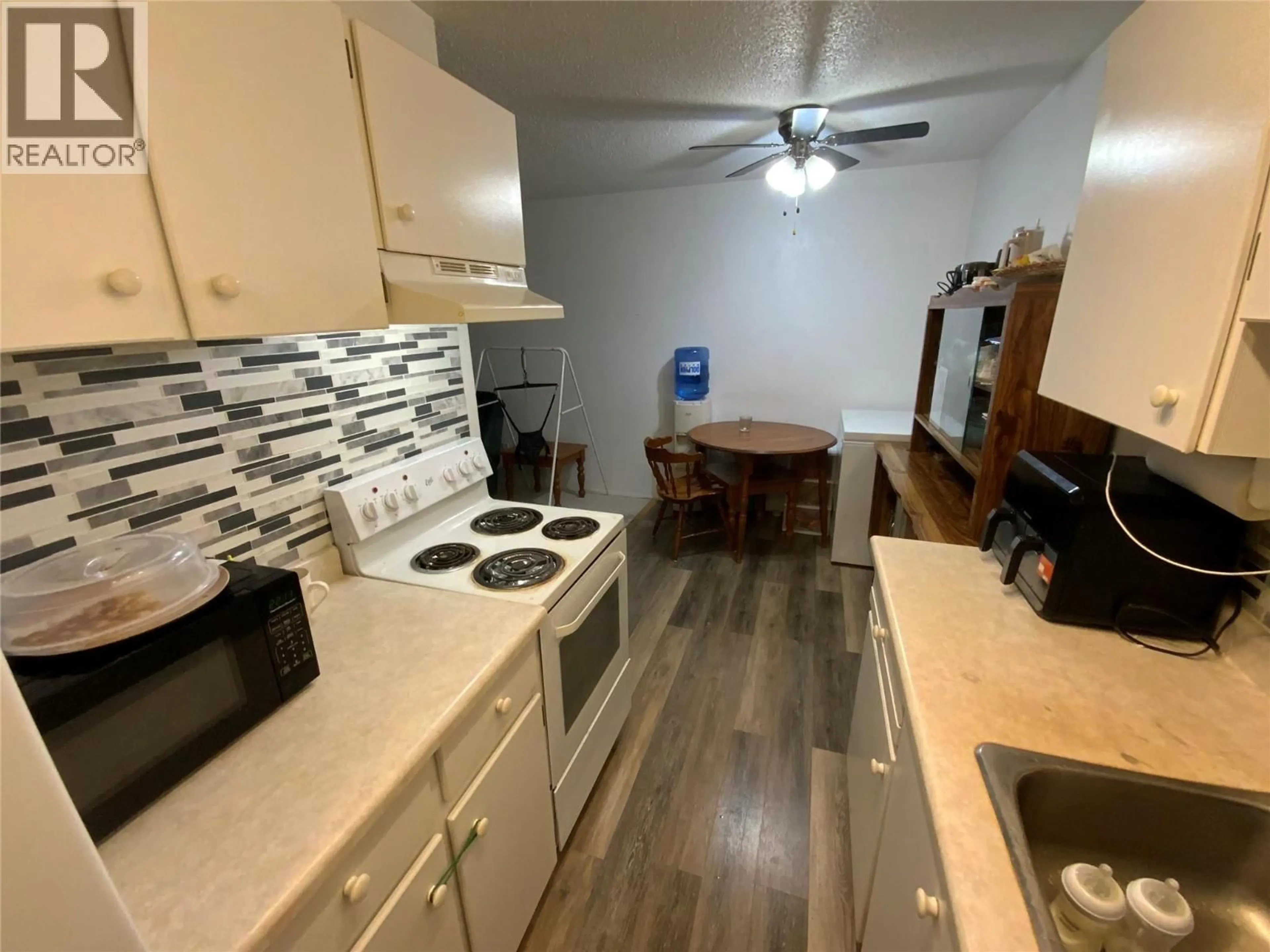 Standard kitchen, unknown for 203 - 803 FAIRVIEW ROAD, Penticton British Columbia V2A5Y7