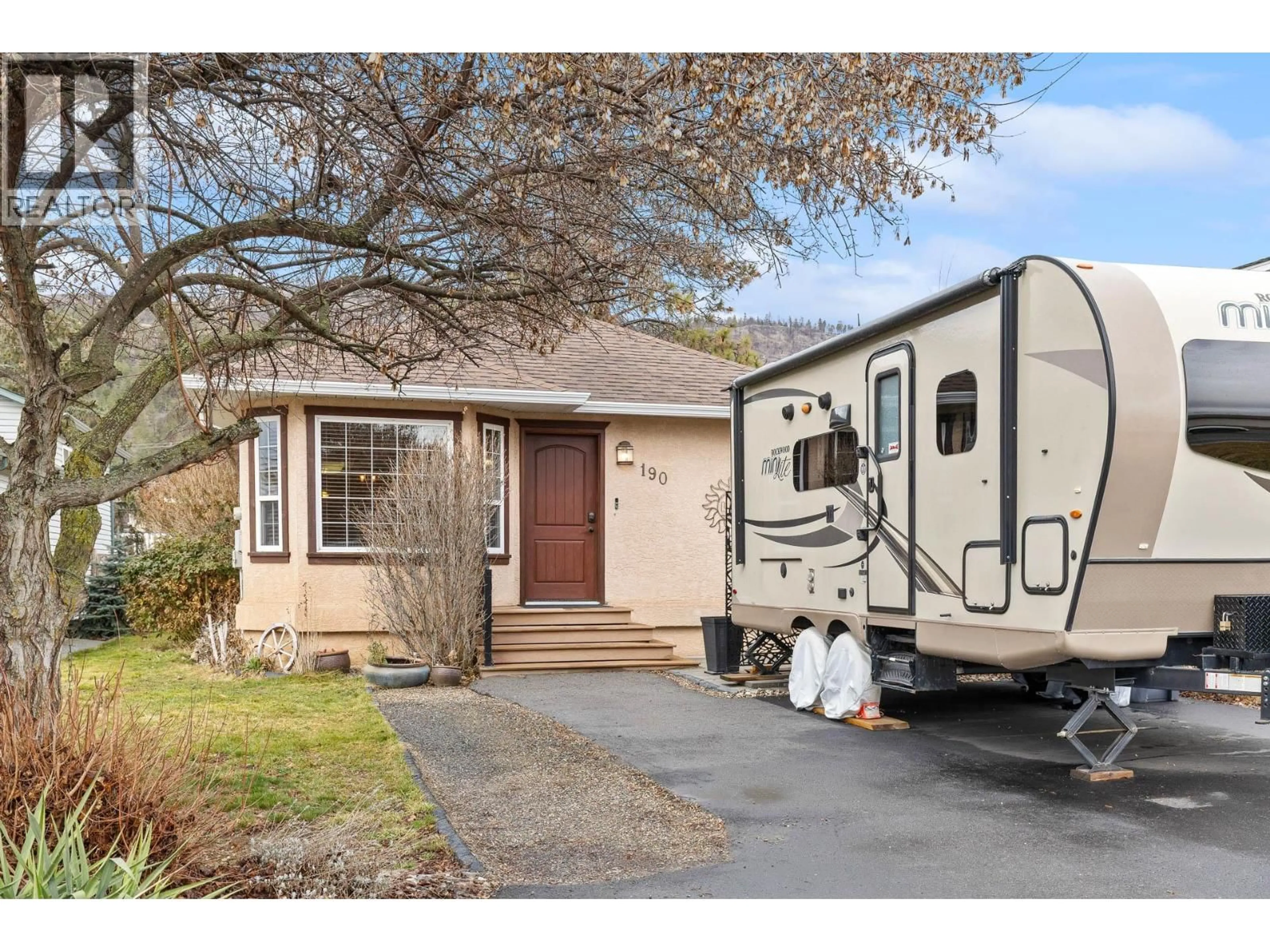 Home with vinyl exterior material, street for 190 RITCHIE COURT, Kelowna British Columbia V1V2A8