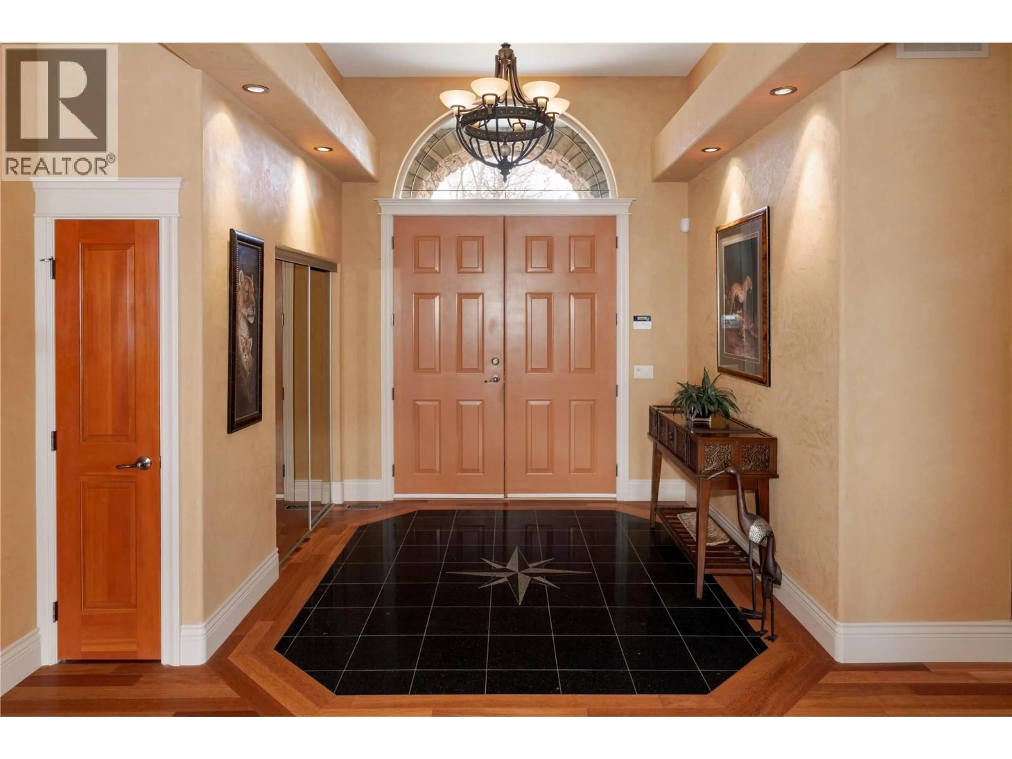 Indoor entryway for 43 - 2155 HORIZON DRIVE, West Kelowna British Columbia V1Z3Z9